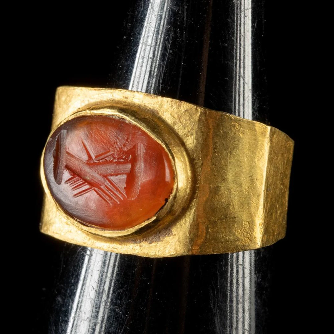 Roman 21K+ Gold Ring with Carnelian Intaglio of Clasped Hands, Dextrarum