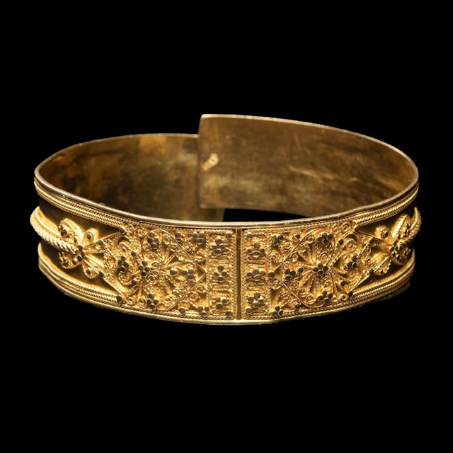 20th C. Sulawesi High-Karat Gold Bangle - Filigree Floral Rosettes