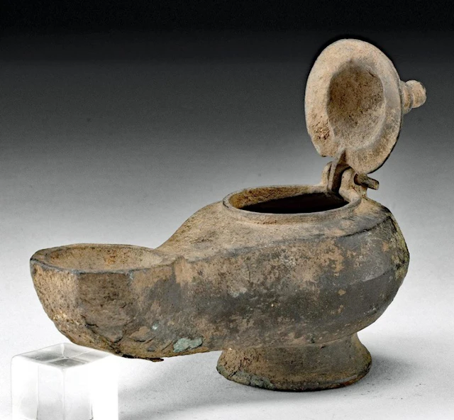 Roman Brass Oil Lamp | Hinged Lid and Knop Finial, Long Nozzle