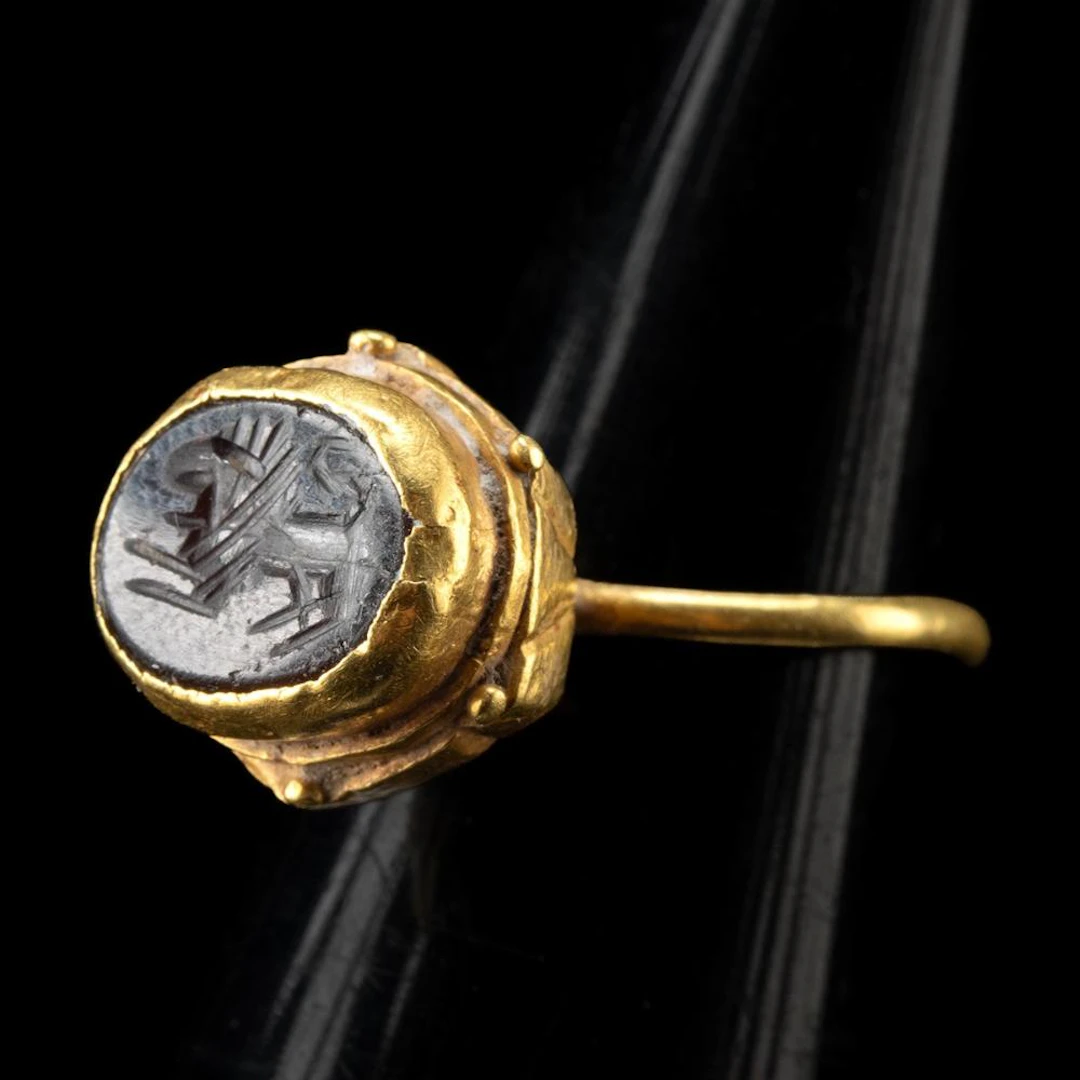 Sasanian Engraved Garnet Seal Roaring Lion, Medieval Islamic Gold Mount