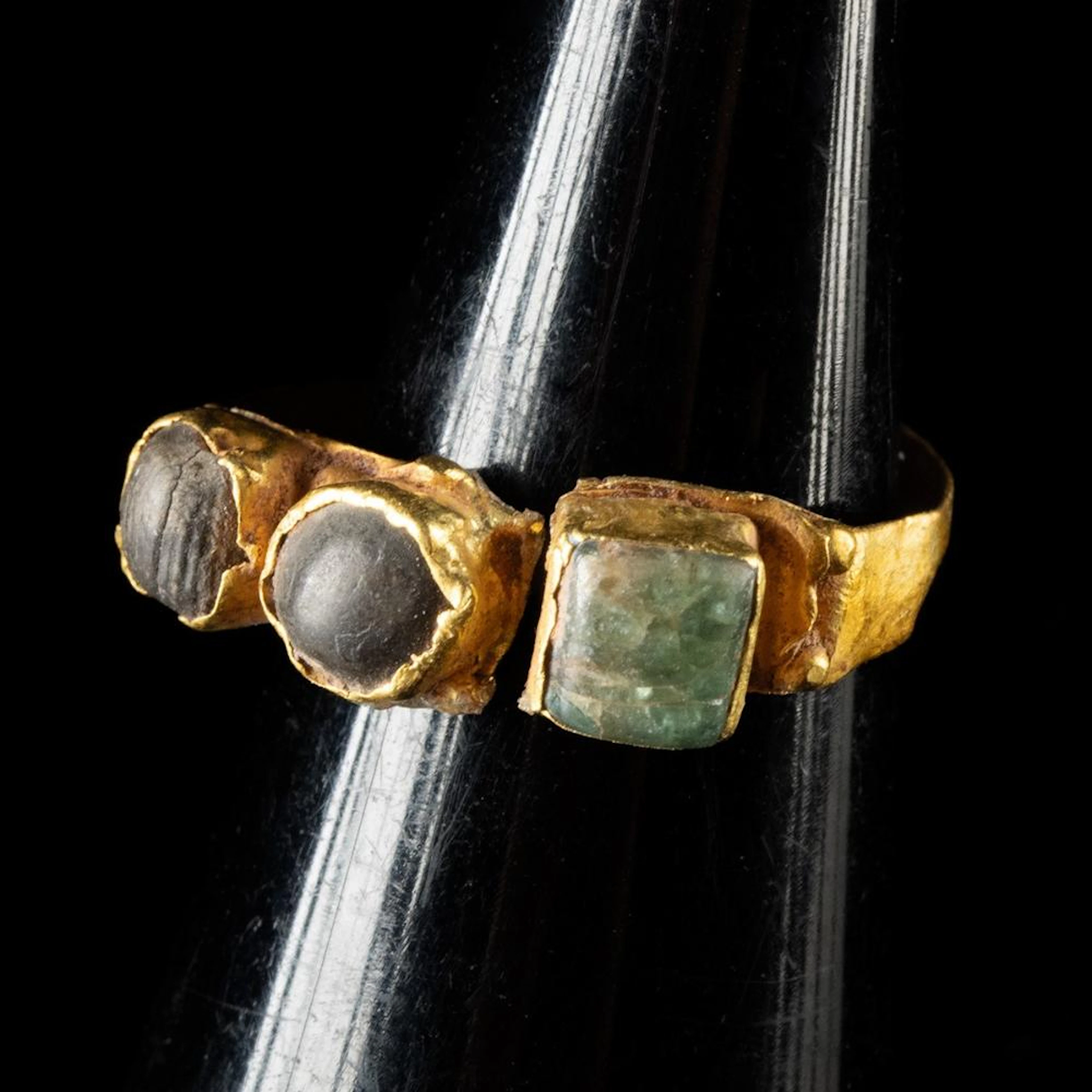 Byzantine 21K Gold Ring | Set with Green Emerald and Two Pearls