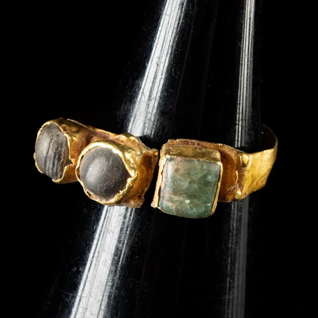 Byzantine 21K Gold Ring | Set with Green Emerald and Two Pearls