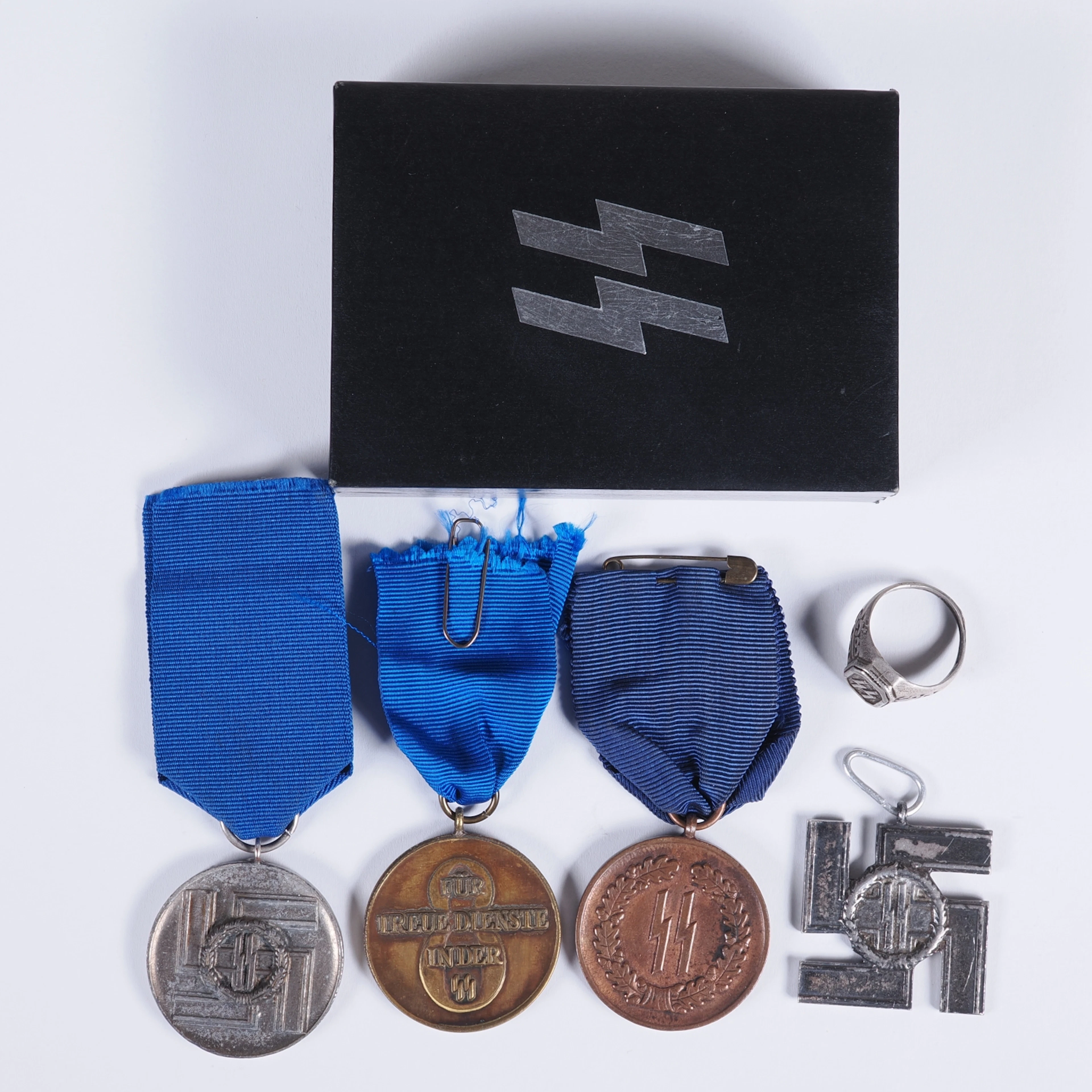 Los 2440: Konvolut NK Waffen-SS Abzeichen