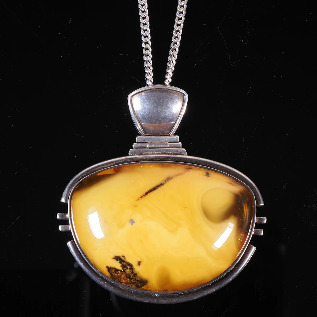 Los 728: Anhänger an Kette mit großem Butterscotch Bernstein Cabochon