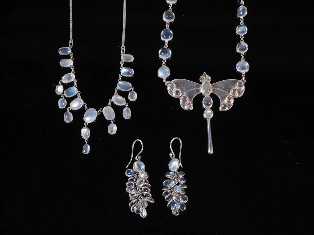 Los 724: Silber Schmuck Set mit Mondstein, 2 Halsketten (Libelle)