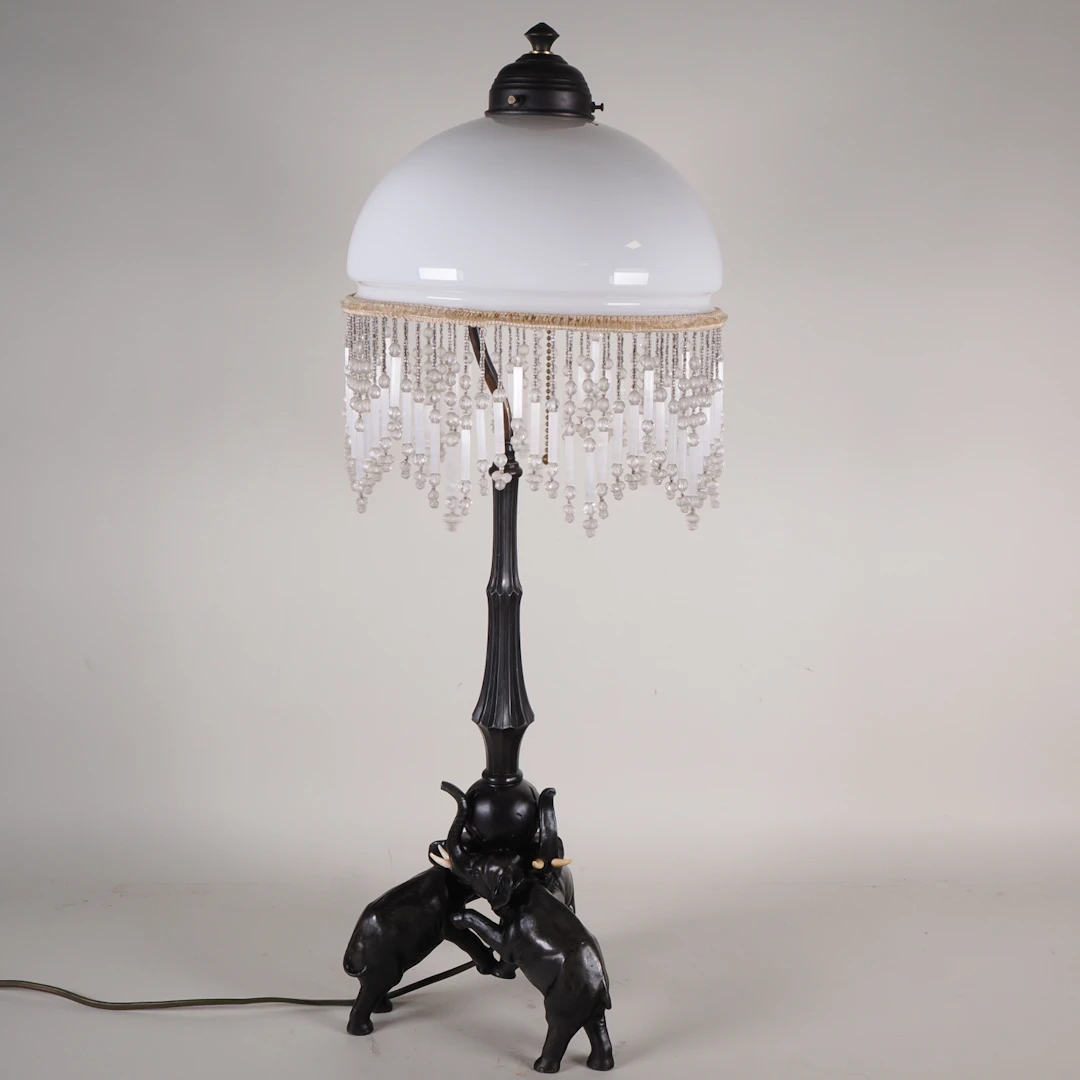 Los 921: Art Deco Figurenlampe um 1920