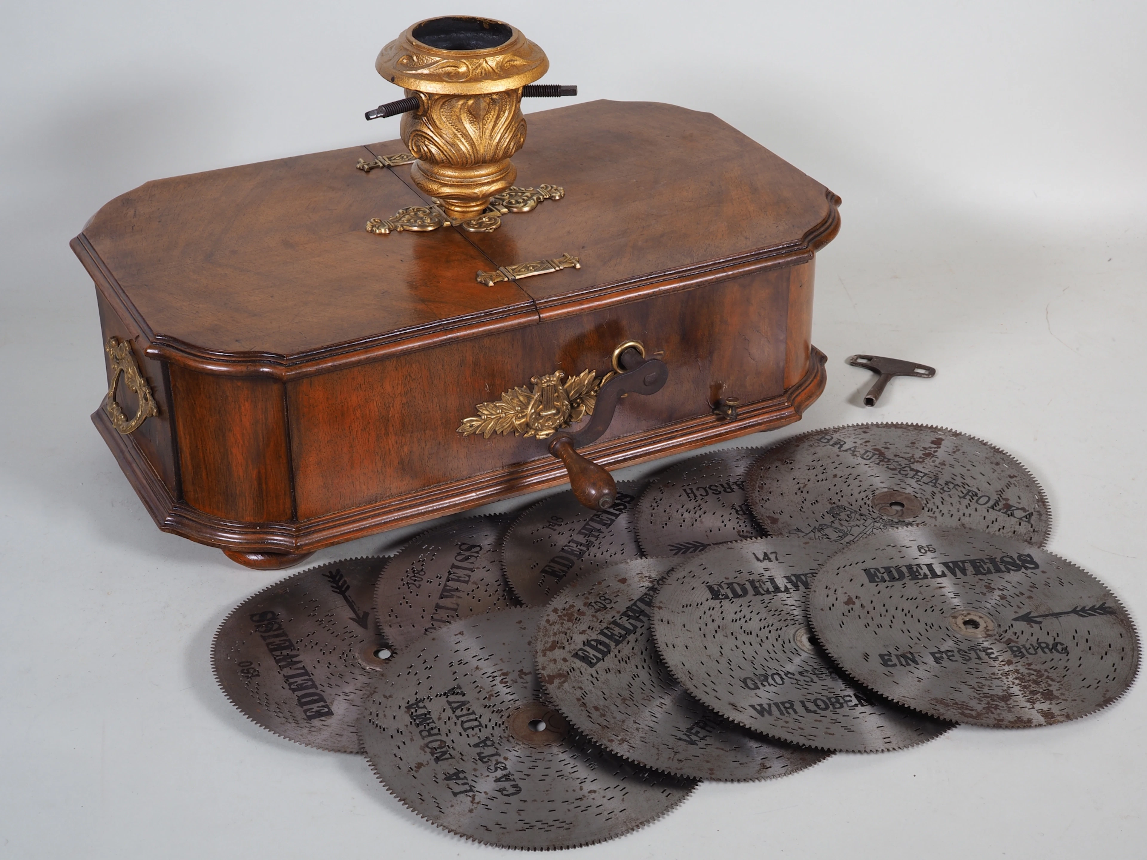 Los 1629: Christbaumständer mit Plattenspieldose um 1900