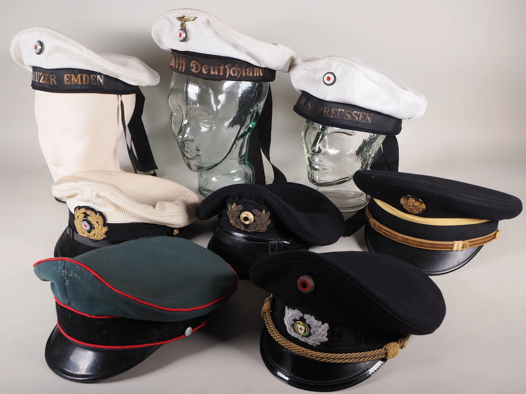 Los 2196: Konvolut alte Schirmmützen / Marine Tellermützen, 8 Stück