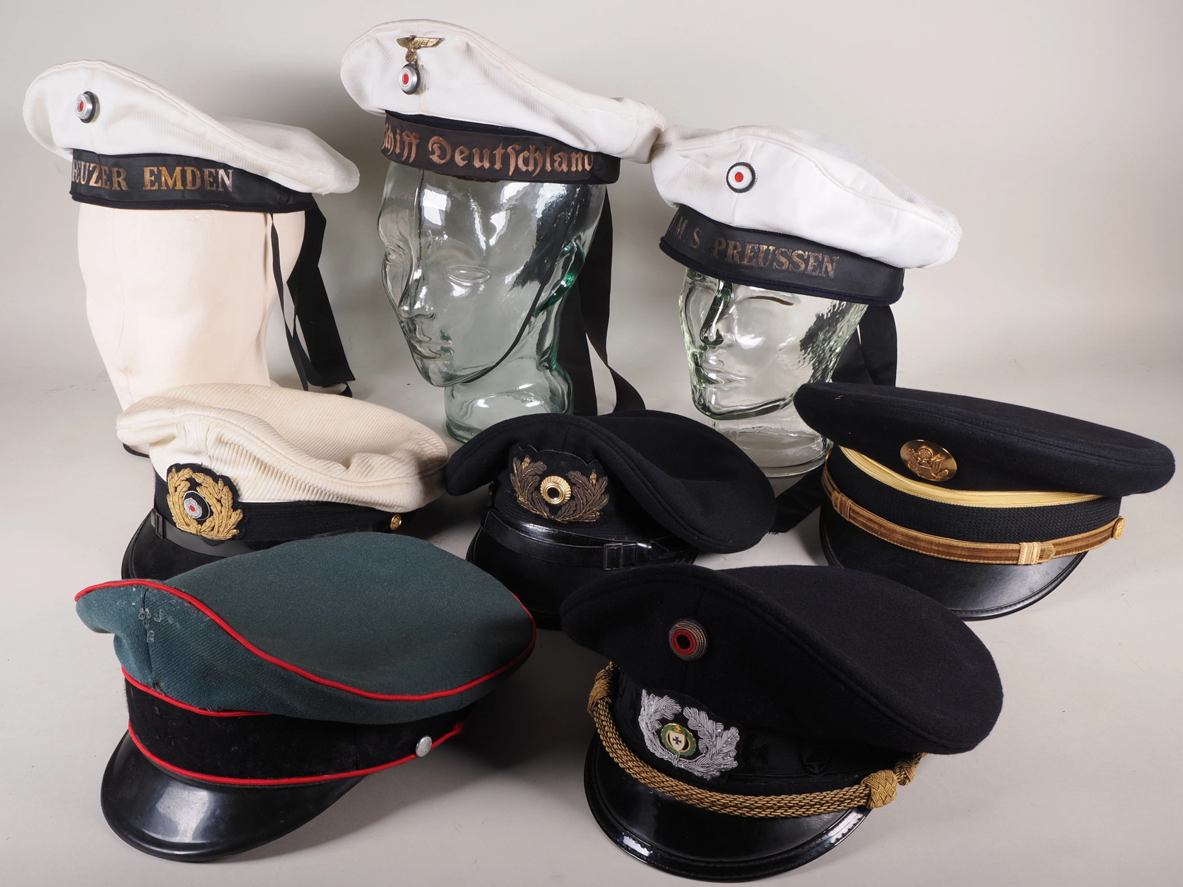 Los 2196: Konvolut alte Schirmmützen / Marine Tellermützen, 8 Stück