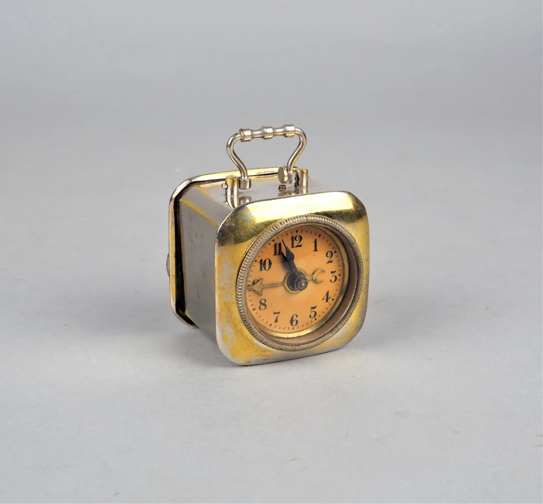 Los 585: Miniatur Reisewecker um 1900