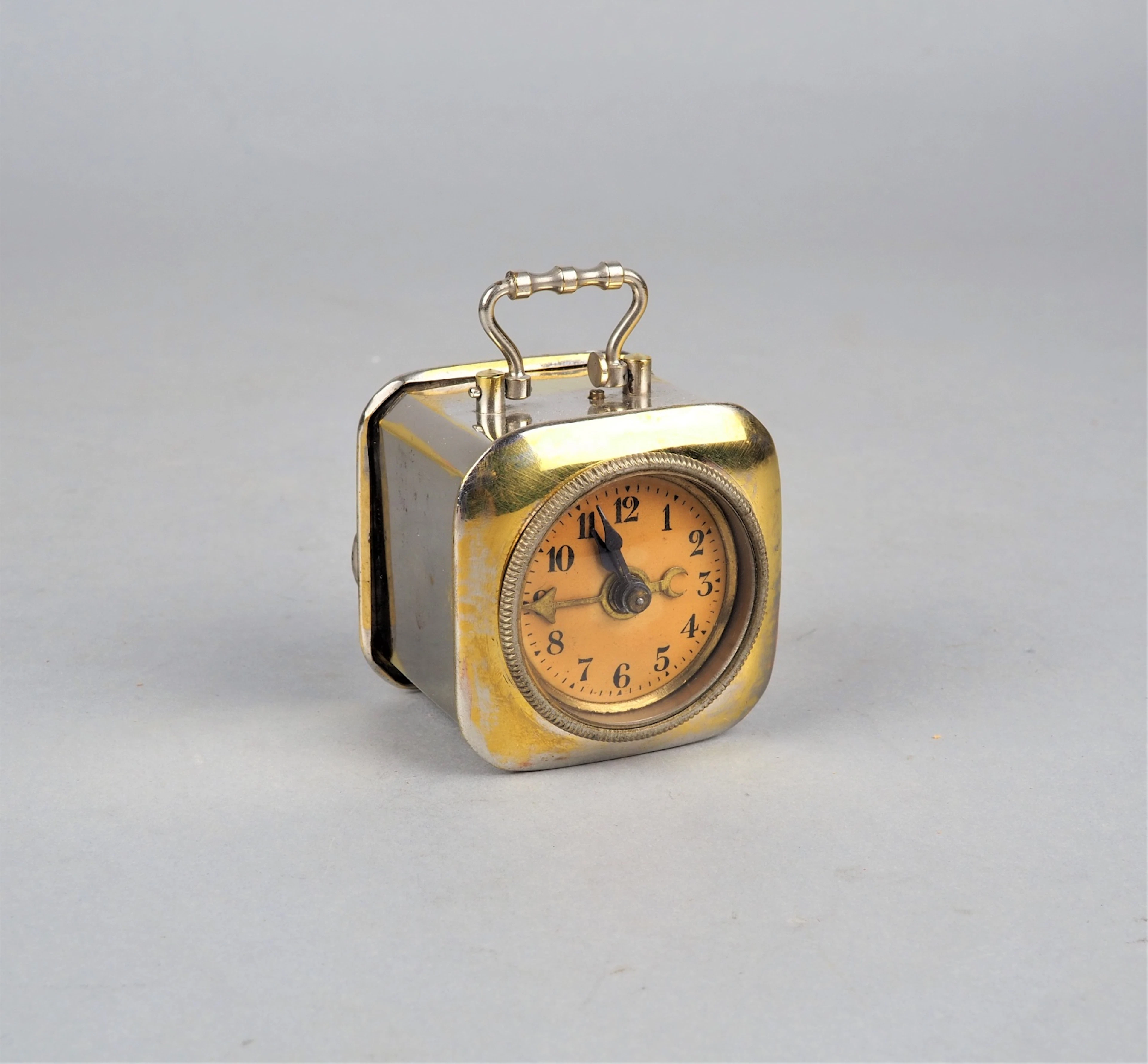 Los 585: Miniatur Reisewecker um 1900