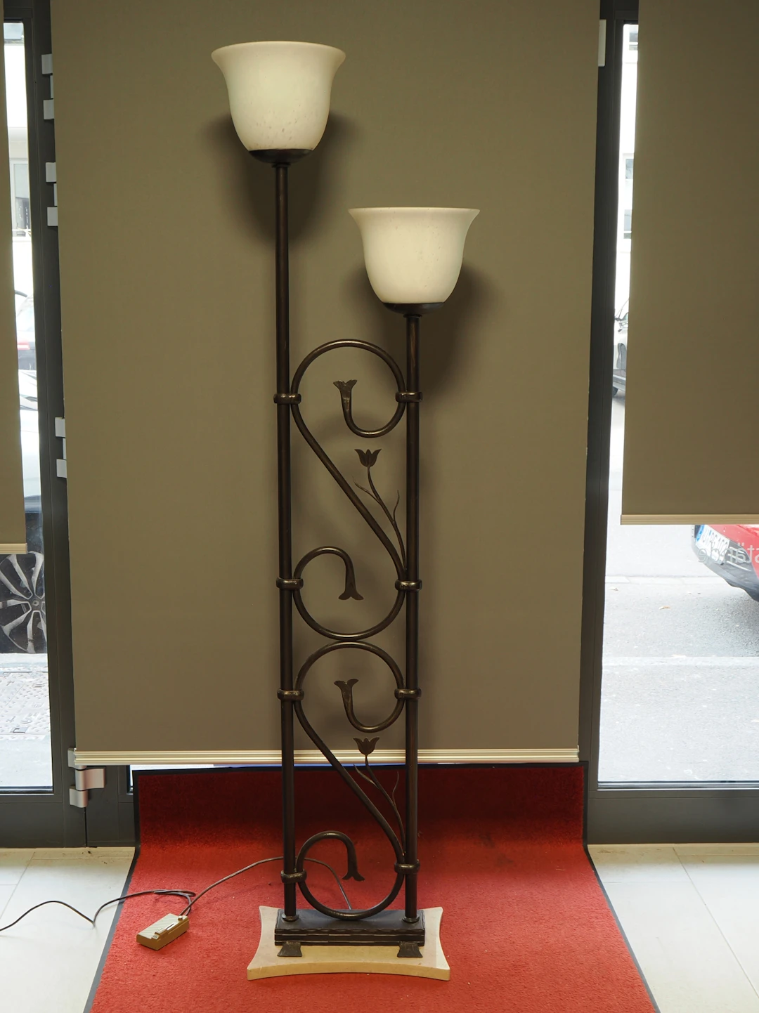 Los 925: Schwere Bodenstehlampe im Antikdesign