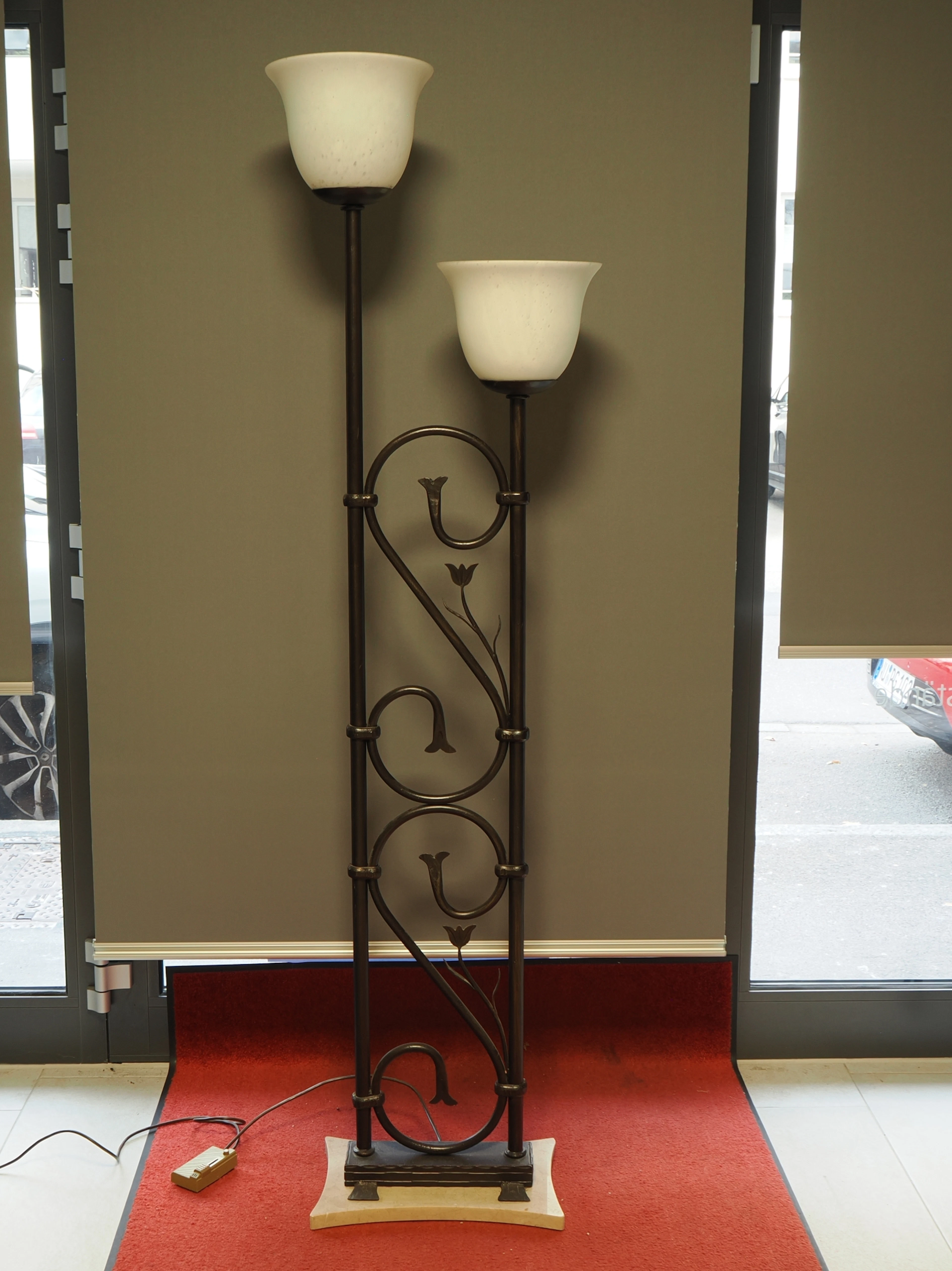 Los 925: Schwere Bodenstehlampe im Antikdesign