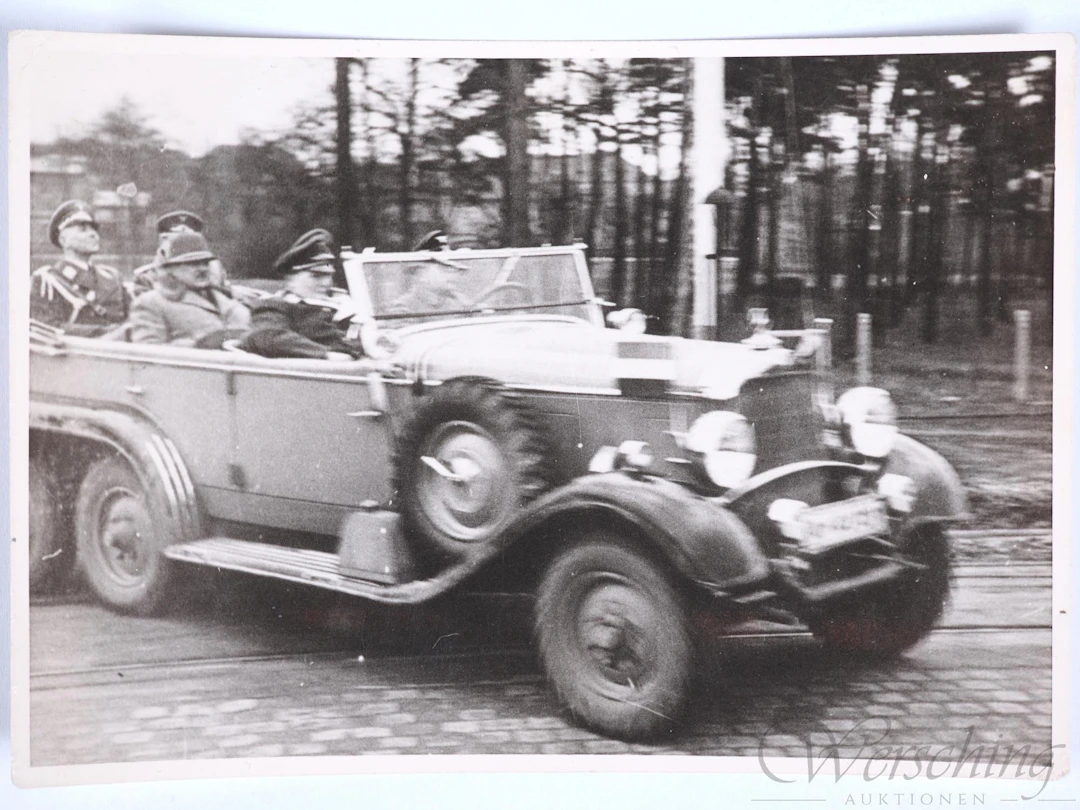 Los 2141: Einzelfoto Hermann Göring mit Hitler? und Offizieren im