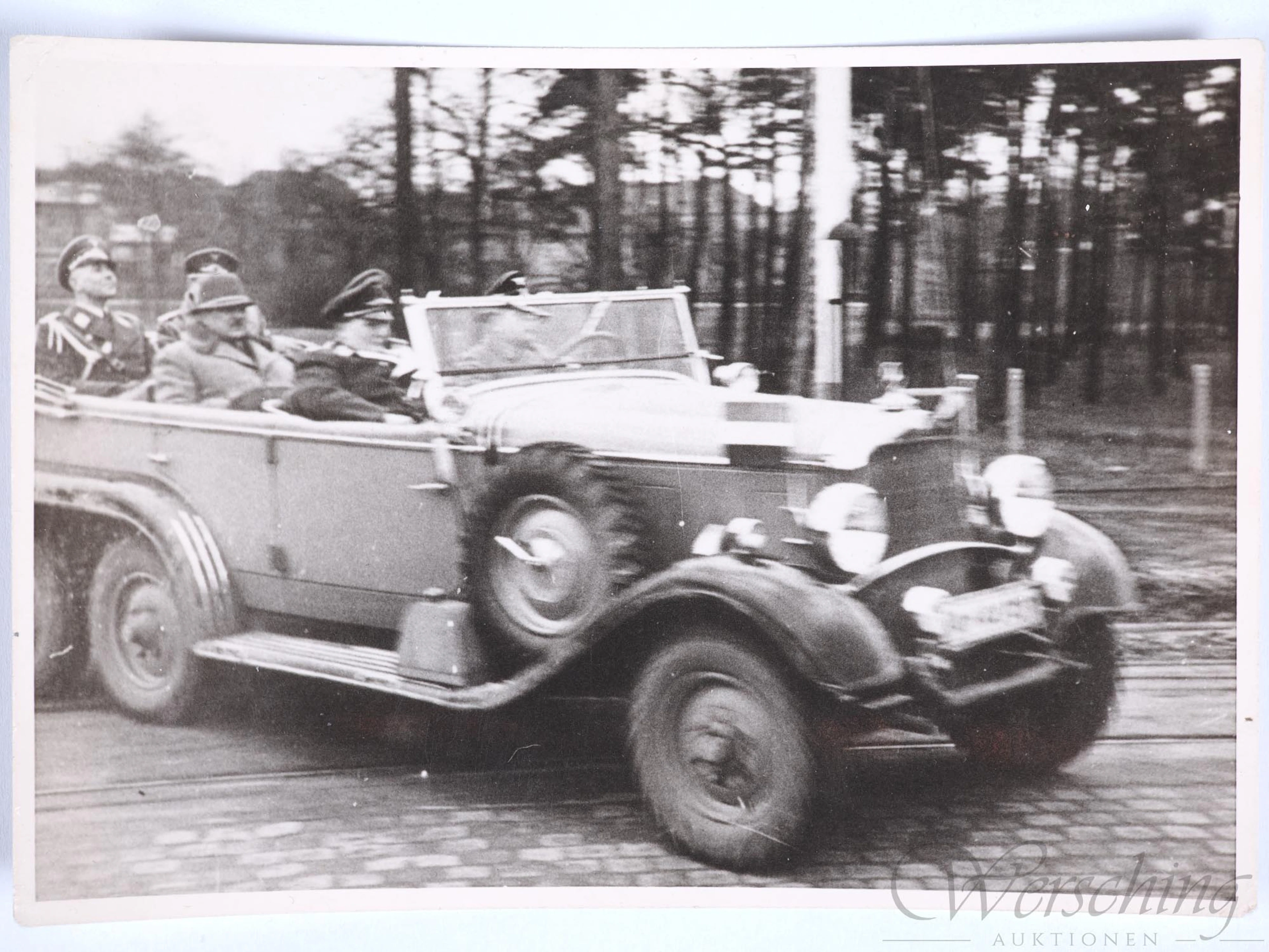Los 2141: Einzelfoto Hermann Göring mit Hitler? und Offizieren im