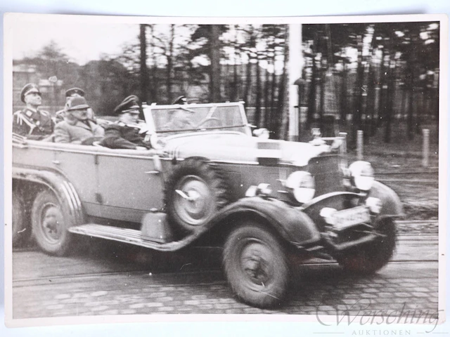 Los 2141: Einzelfoto Hermann Göring mit Hitler? und Offizieren im