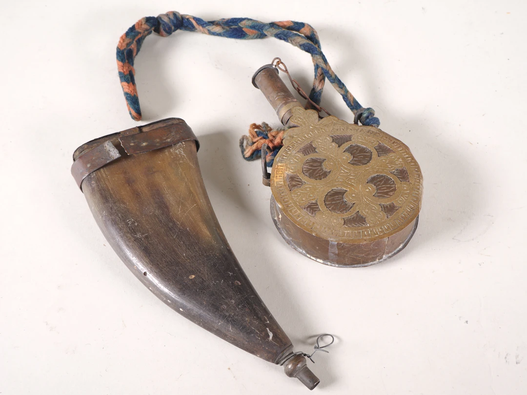 Los 2408: Pulverhorn und Pulverflasche Orient alt um 1900