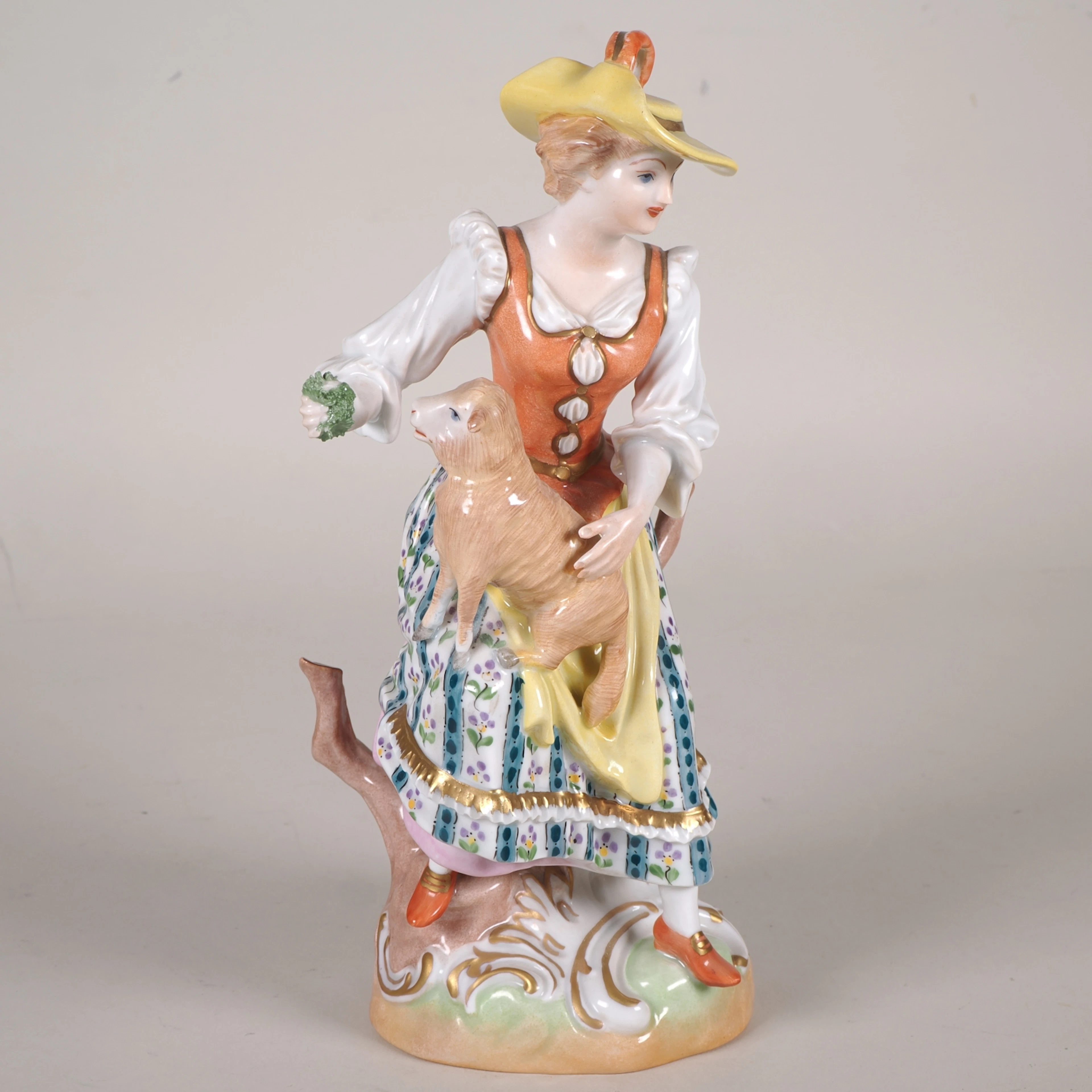 Los 490: Dresden Porzellanfigur, Schäferin mit Lamm, D14807