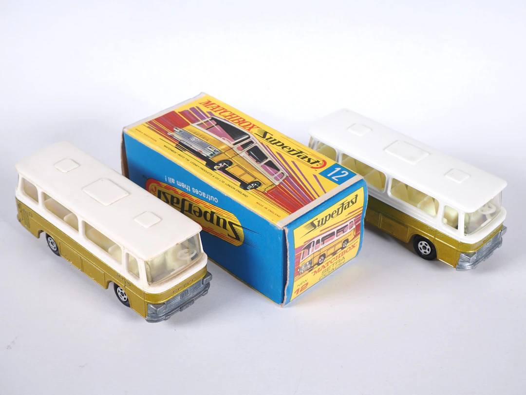 Los 1984: Zwei Matchbox Superfast, Modell Nr. 12 Setra Coach / S80