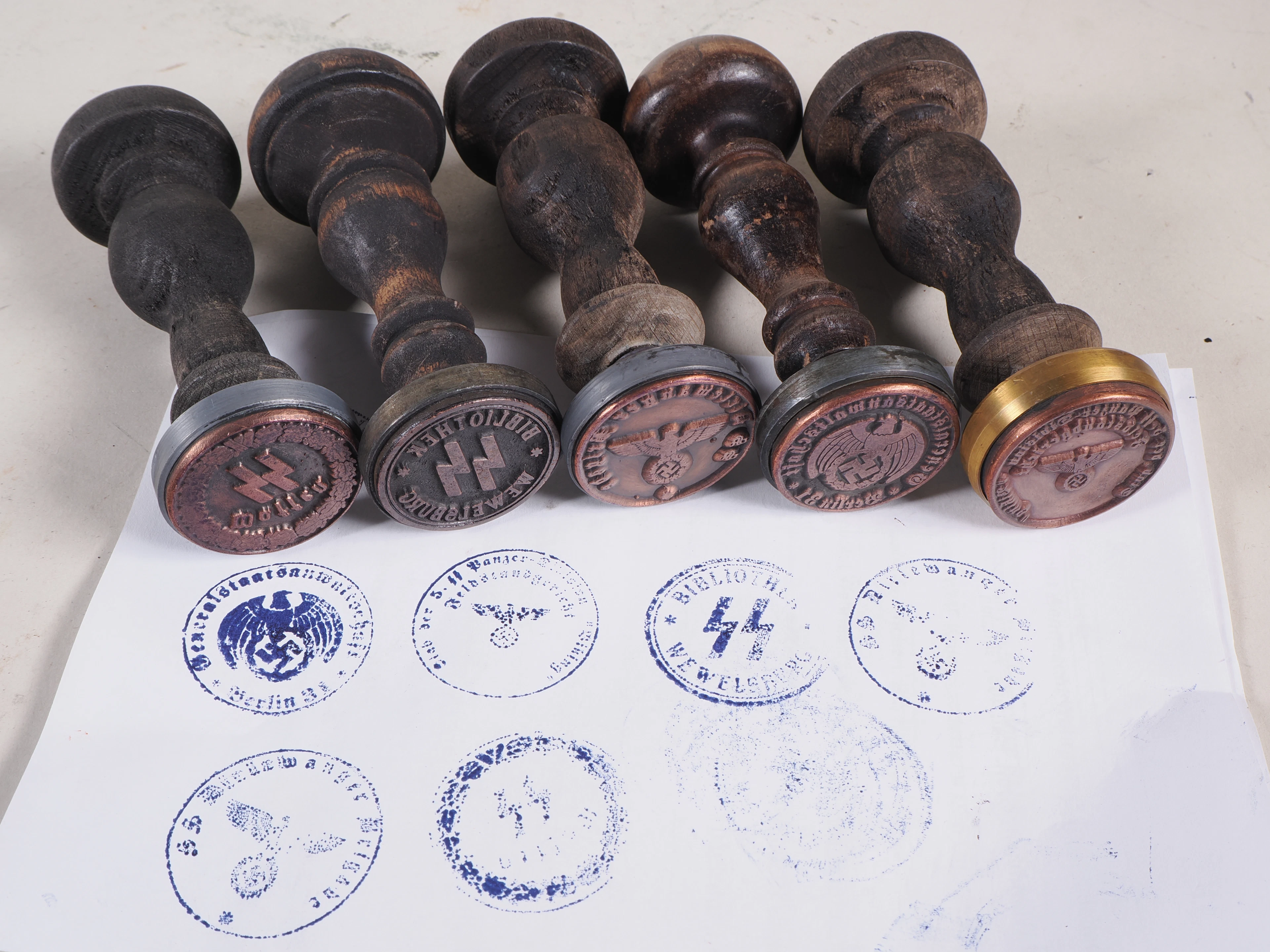 Los 2427: Drittes Reich: Konvolut Amtsstempel, 5 Stück. Waffen-SS, usw.