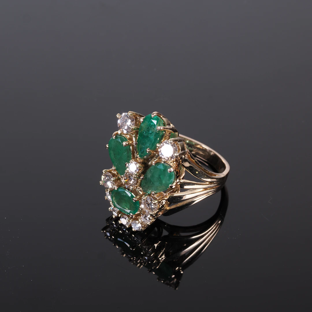 Los 714: Clusterring aus 585 Gelbgold mit Smaragden und Diamanten