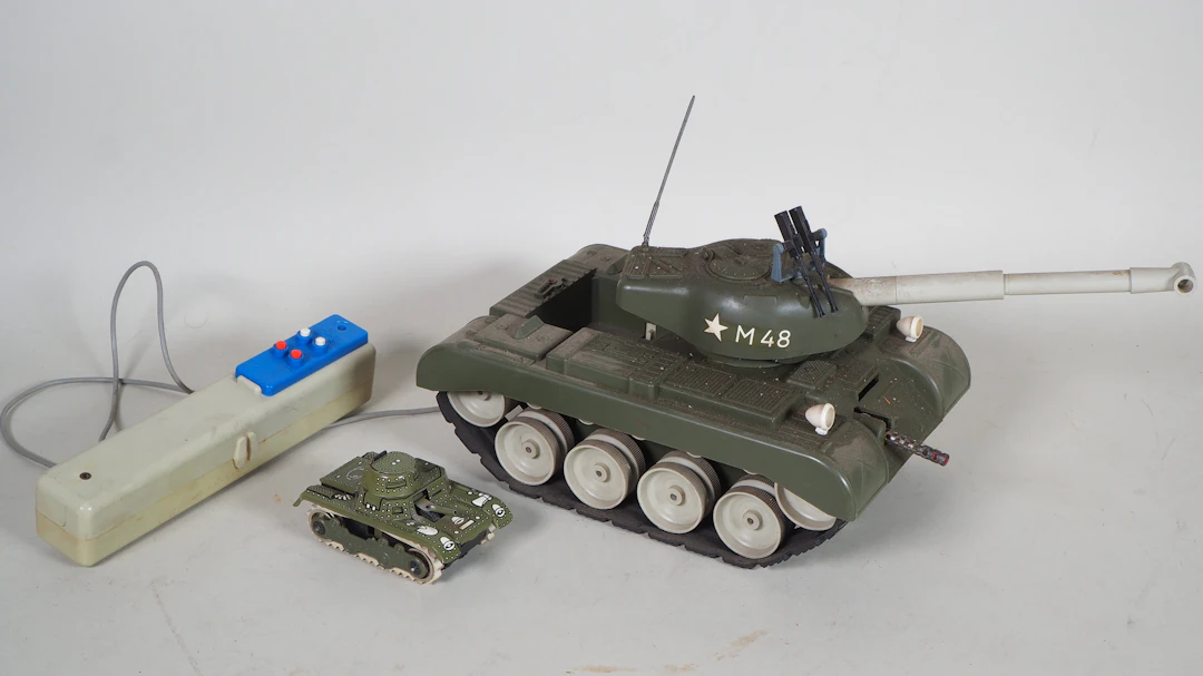 Los 1746: 2x GAMA Panzer, M48 Kampfpanzer mit Kabelfernsteuerung und