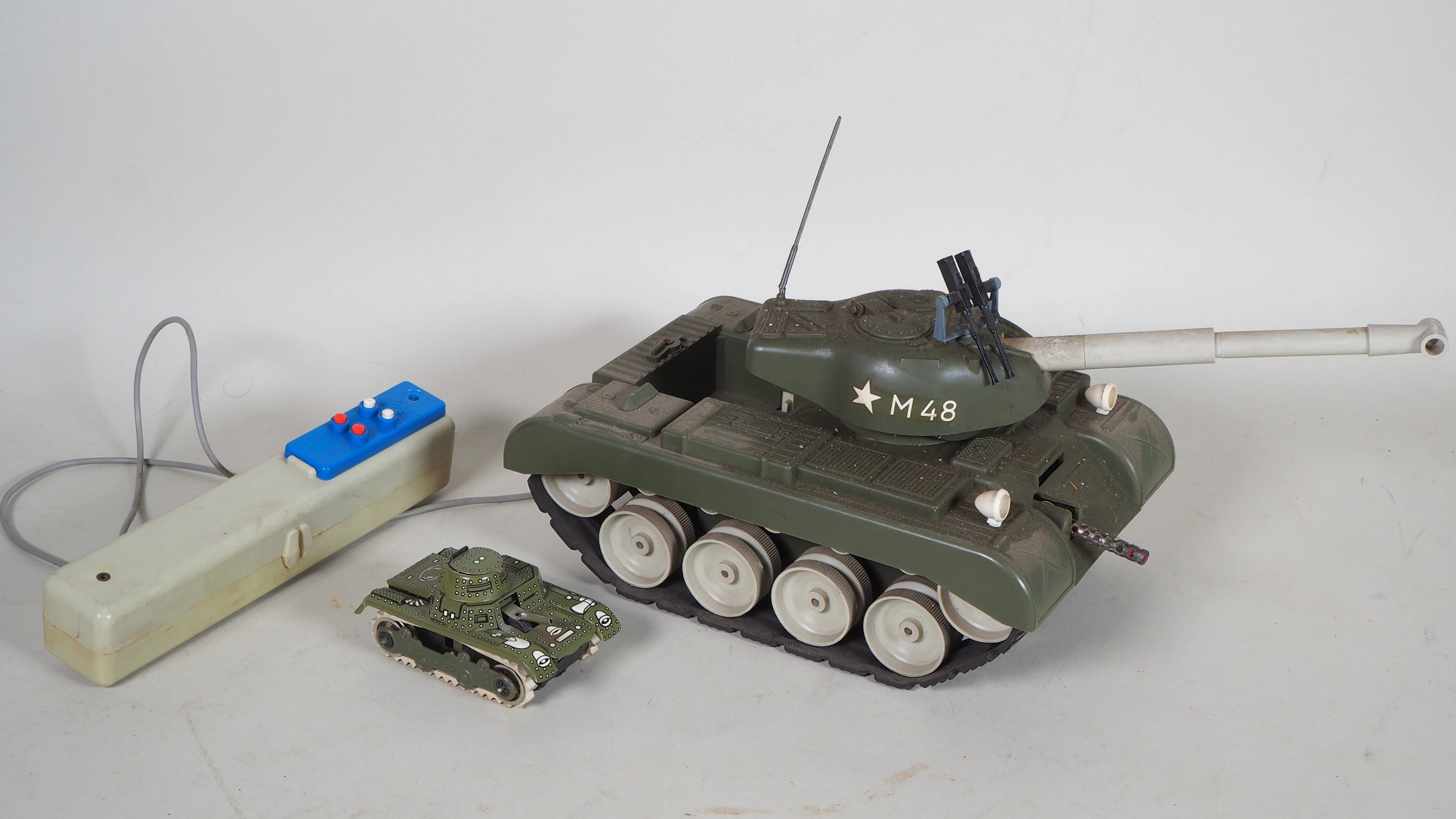 Los 1746: 2x GAMA Panzer, M48 Kampfpanzer mit Kabelfernsteuerung und