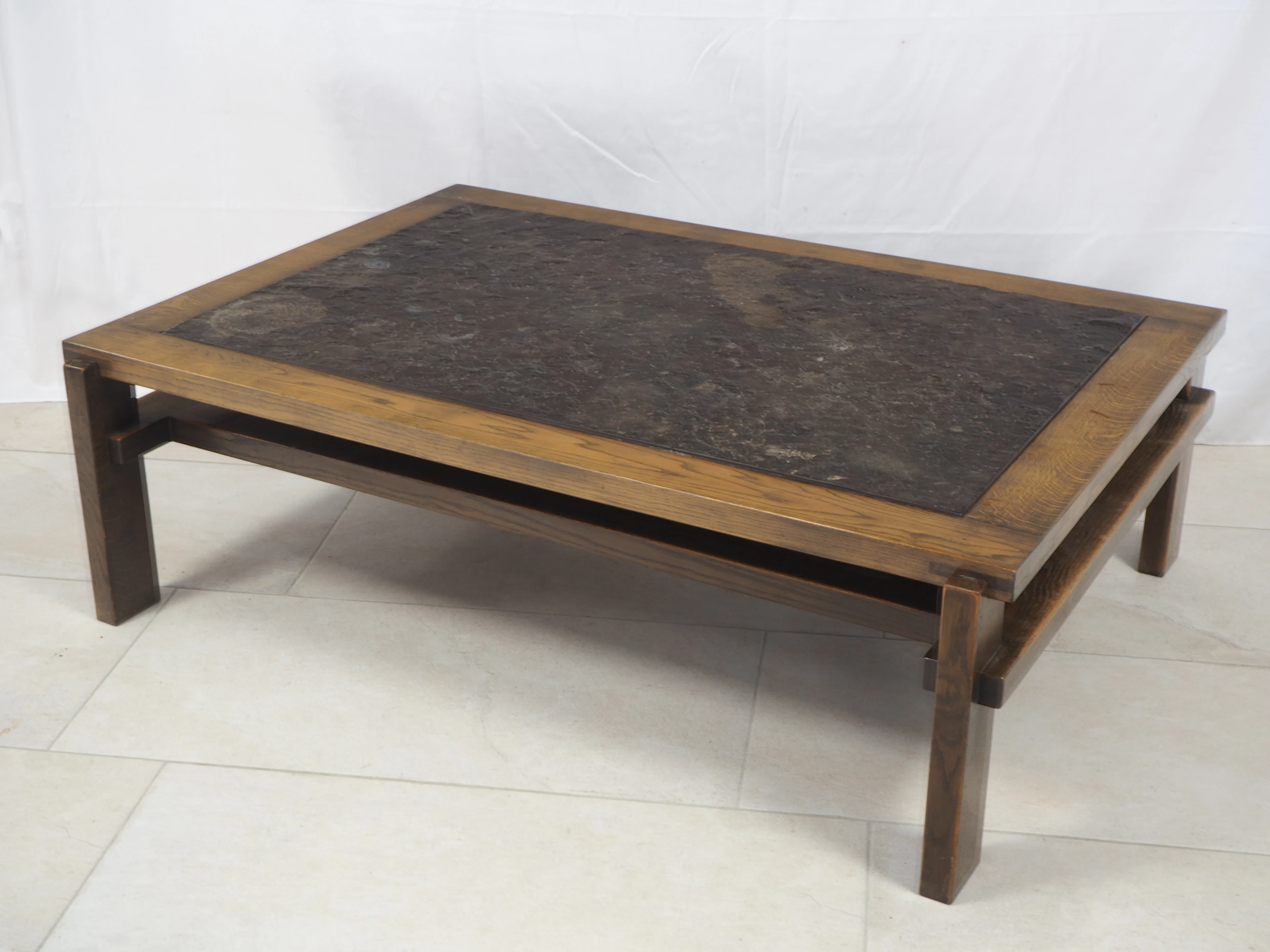 Los 1002: Schwerer Mid-Century Sofatisch im brutalistischen Stil des 21. Jh.