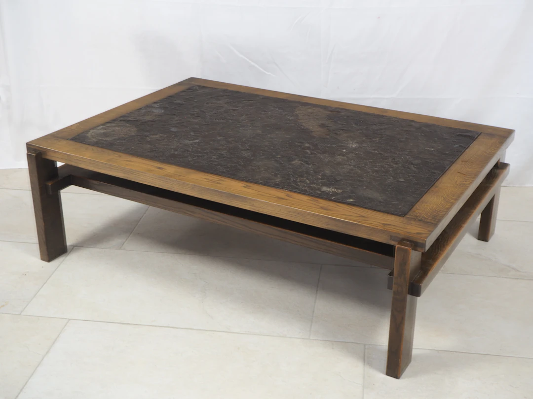 Los 1002: Schwerer Mid-Century Sofatisch im brutalistischen Stil des 21. Jh.