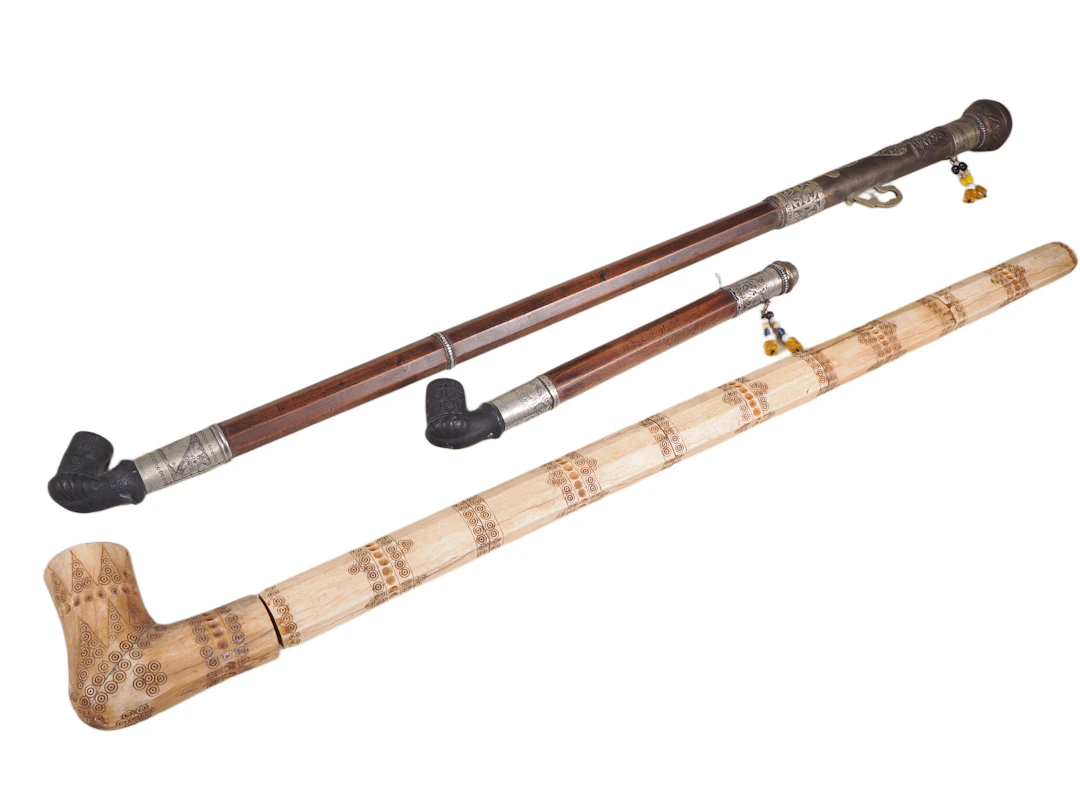 Los 1647: 3 lange Pfeifen aus Knochen und Holz mit Metallmontur, L. 35 - 90 cm