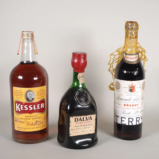 Los 1632: Drei Flaschen Spirituosen: Brandy, Portwein, Whiskey