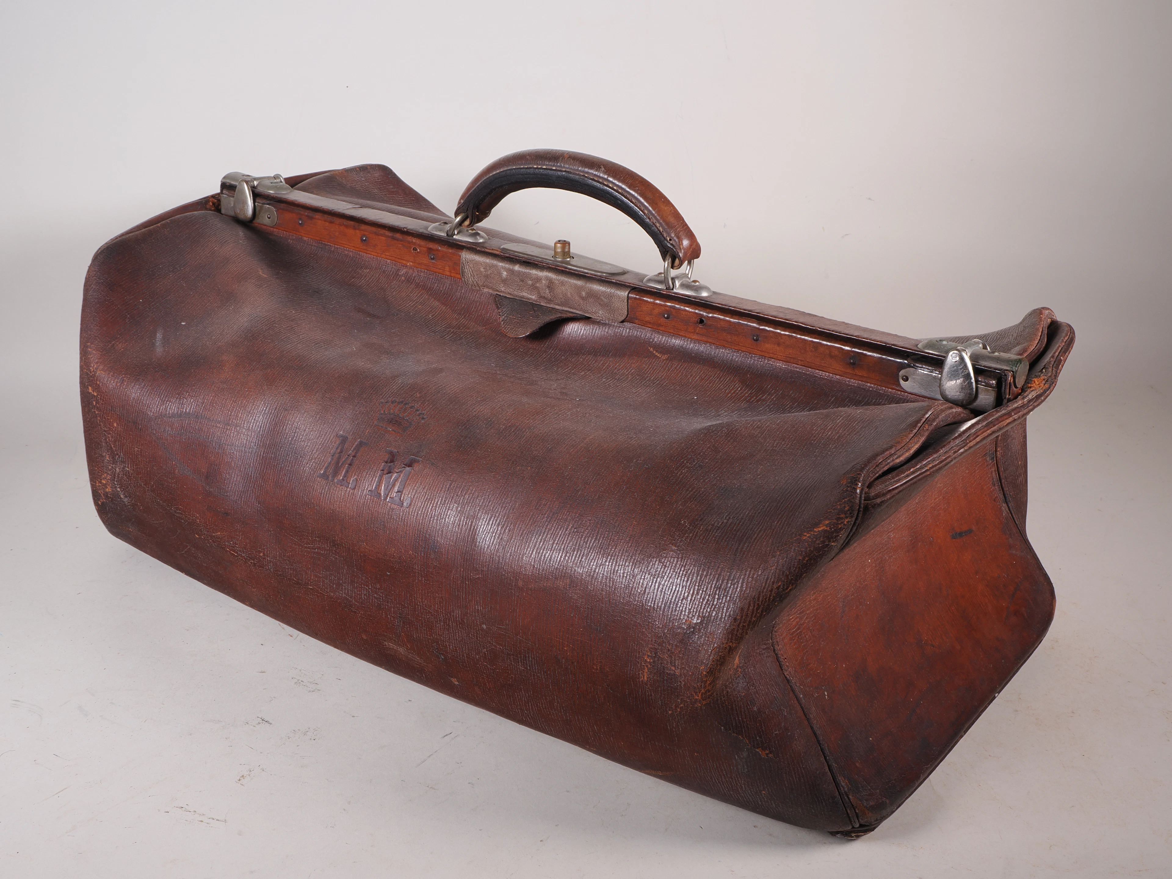 Los 1612: Große Arzttasche um 1900, bekröntes Monogramm "MM"