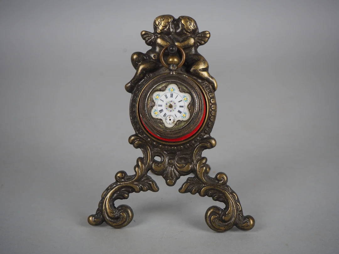 Los 658: Taschenuhrhalter mit Uhr, um 1900