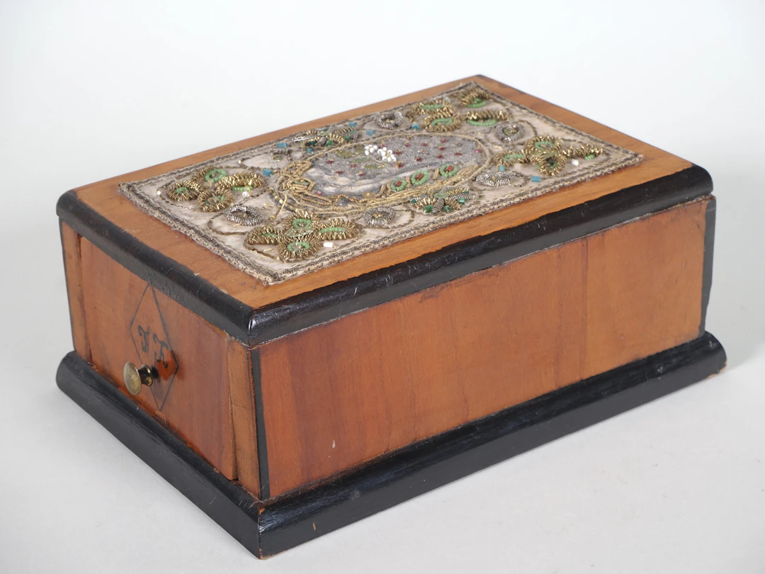 Los 1014: Biedermeier Kästchen mit Stickerei Dekor, Mitte 19. Jh.