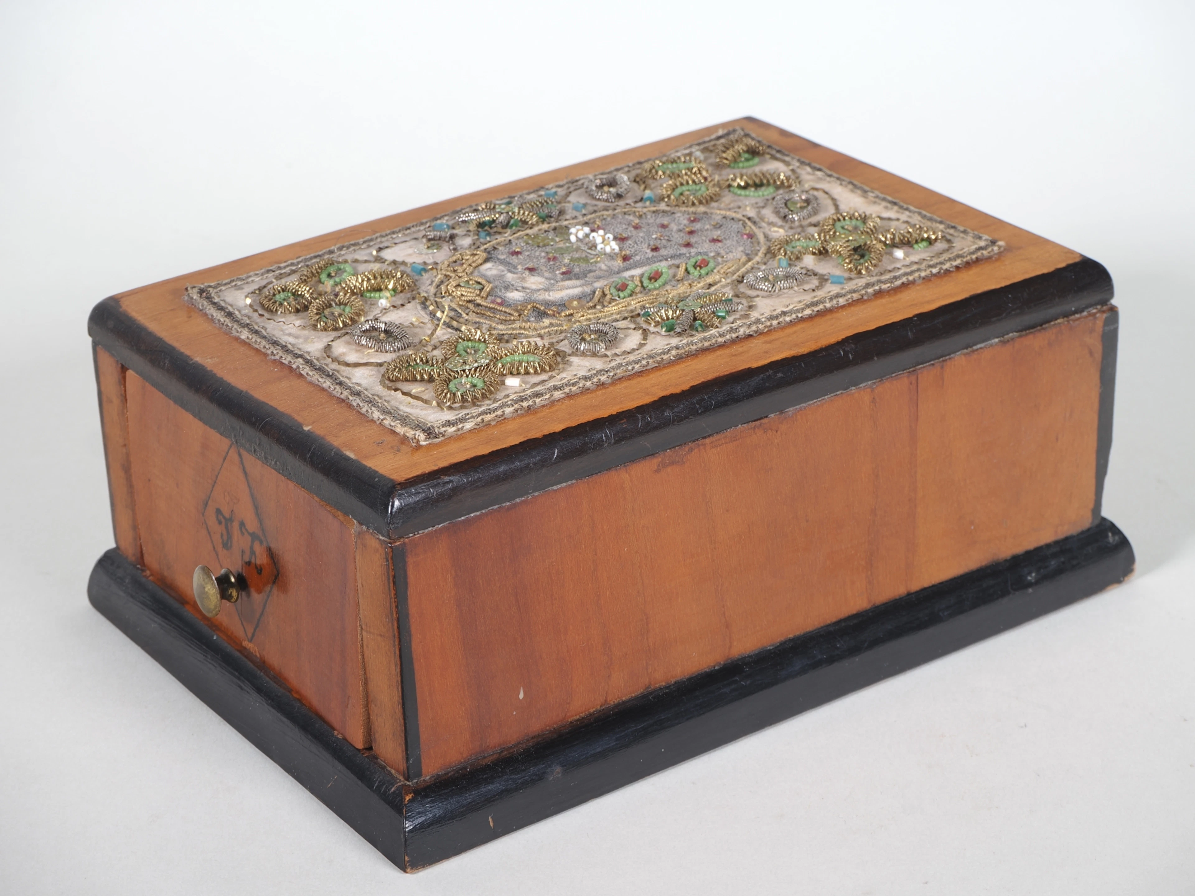 Los 1014: Biedermeier Kästchen mit Stickerei Dekor, Mitte 19. Jh.