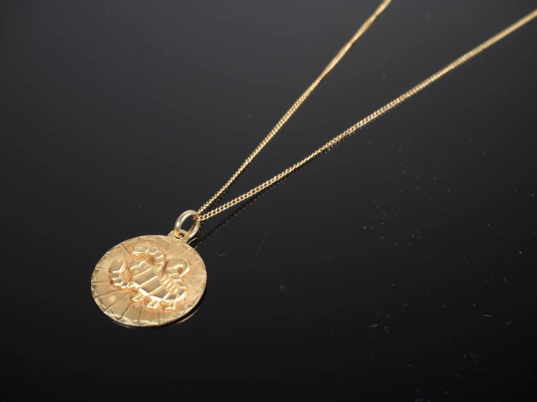 Los 716: 18K Gold Halskette mit Sternzeichen Anhänger "Skorpion"