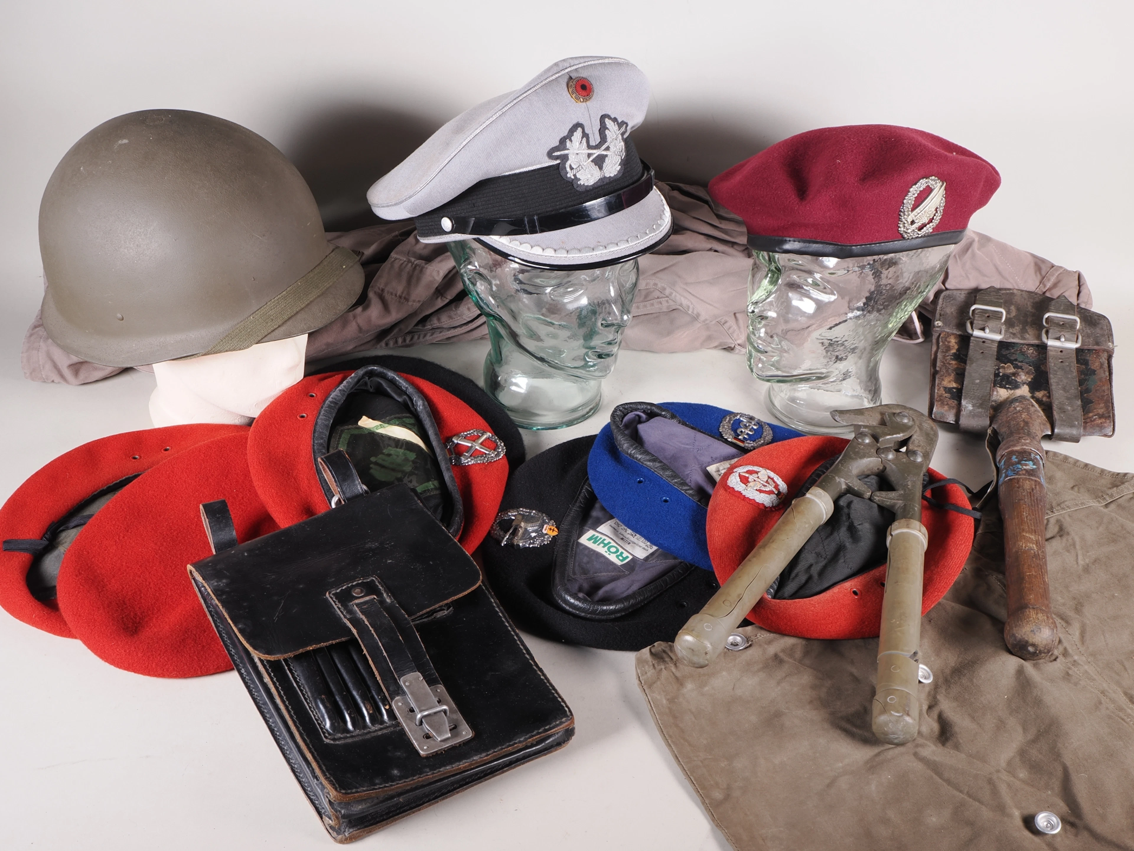 Los 2436: Konvolut frühe Bundeswehr, Ausrüstung, Kopfbedeckung