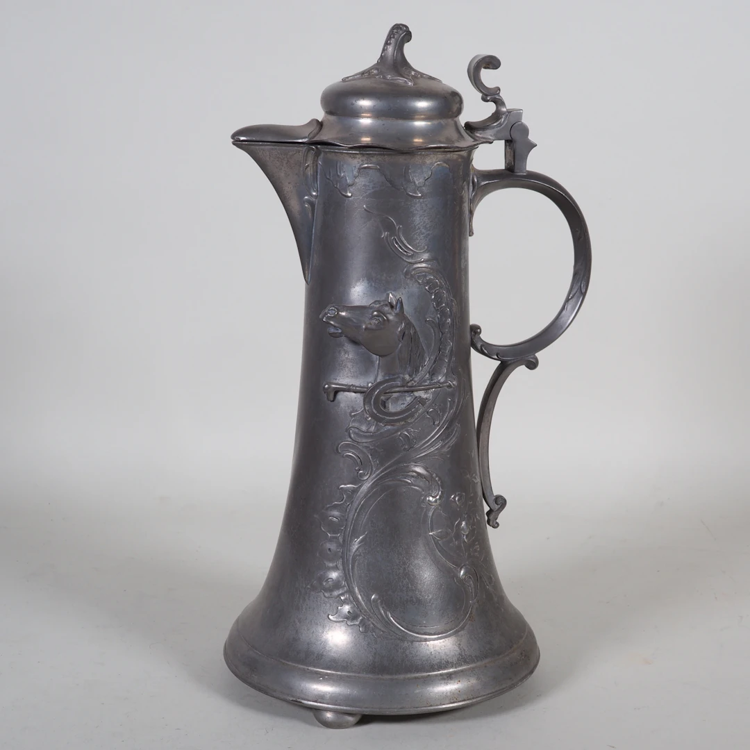 Los 1504: Schenkkanne mit Reitsport-Emblemen von Kayserzinn, Jugendstil, 1896