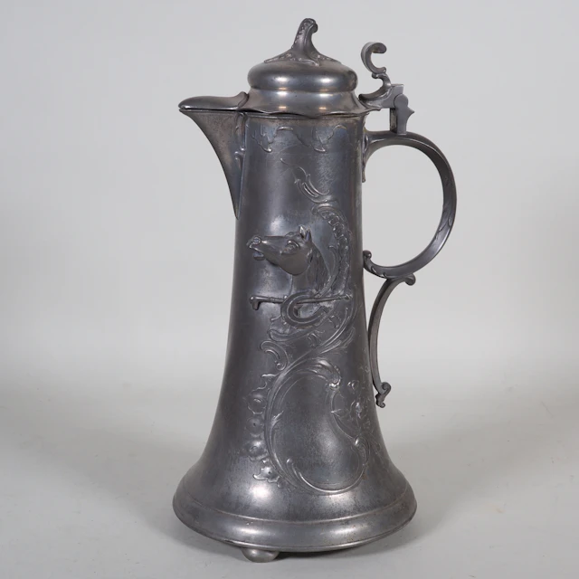 Los 1504: Schenkkanne mit Reitsport-Emblemen von Kayserzinn, Jugendstil, 1896