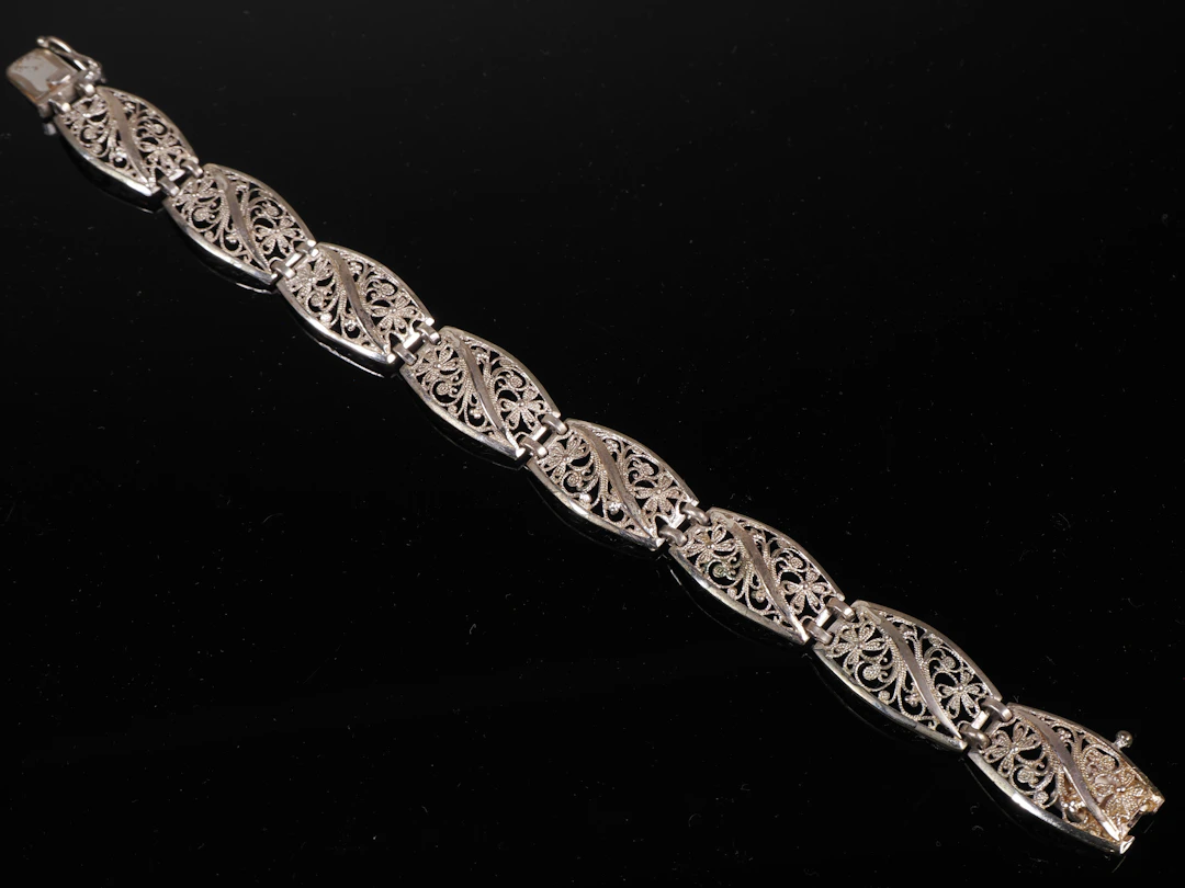 Los 722: Filigranes Silberarmband aus 835 Silber durchbrochen gearbeitet