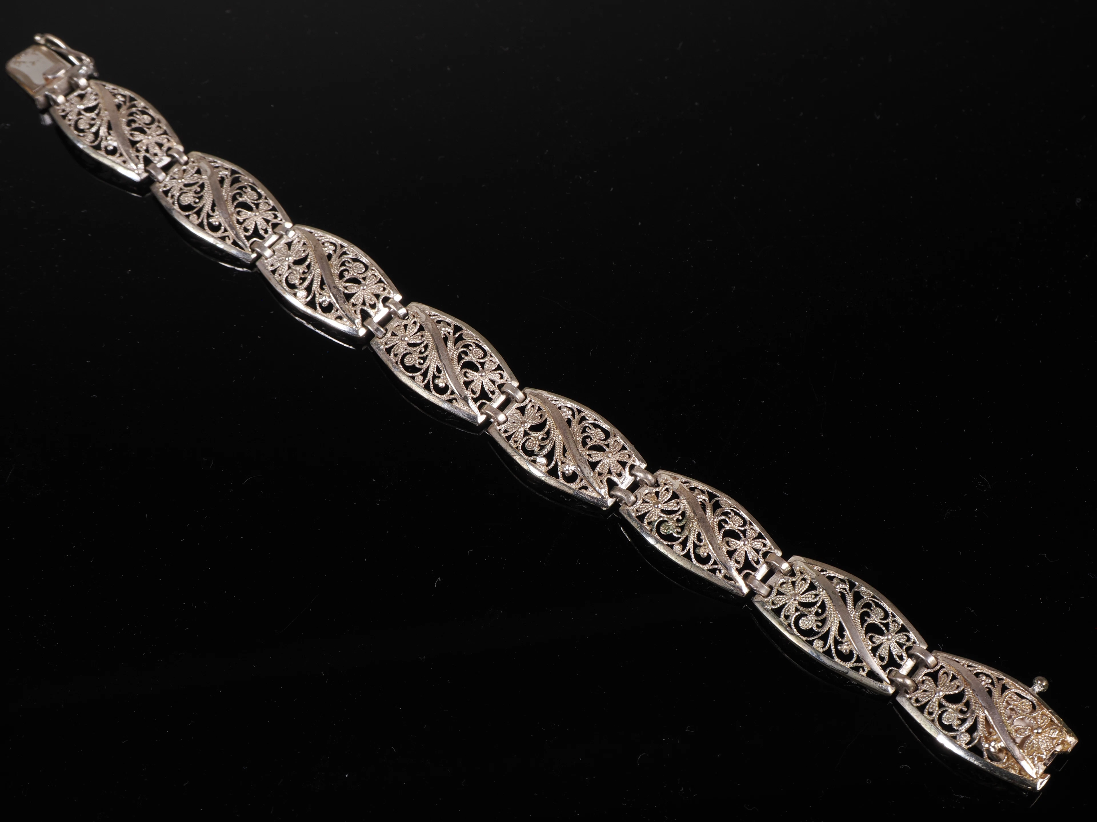 Los 722: Filigranes Silberarmband aus 835 Silber durchbrochen gearbeitet