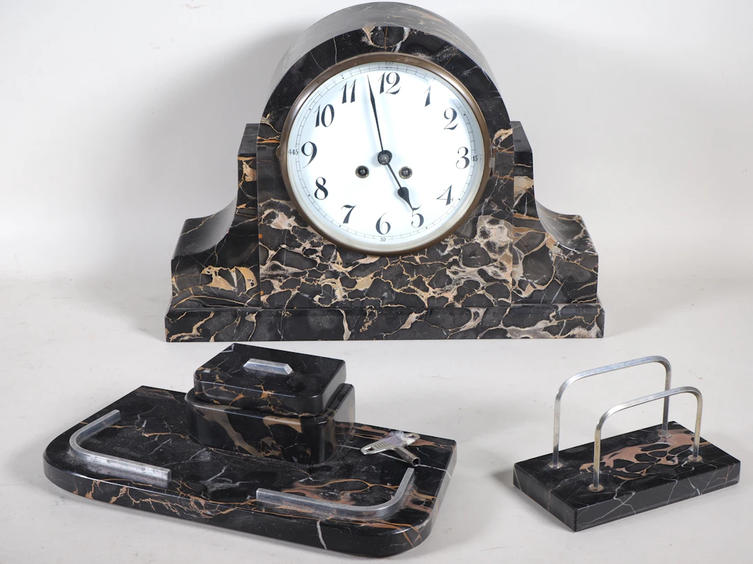 Los 590: Art-Deco Lenzkirch Uhr aus Nero Portoro im Set, um 1930