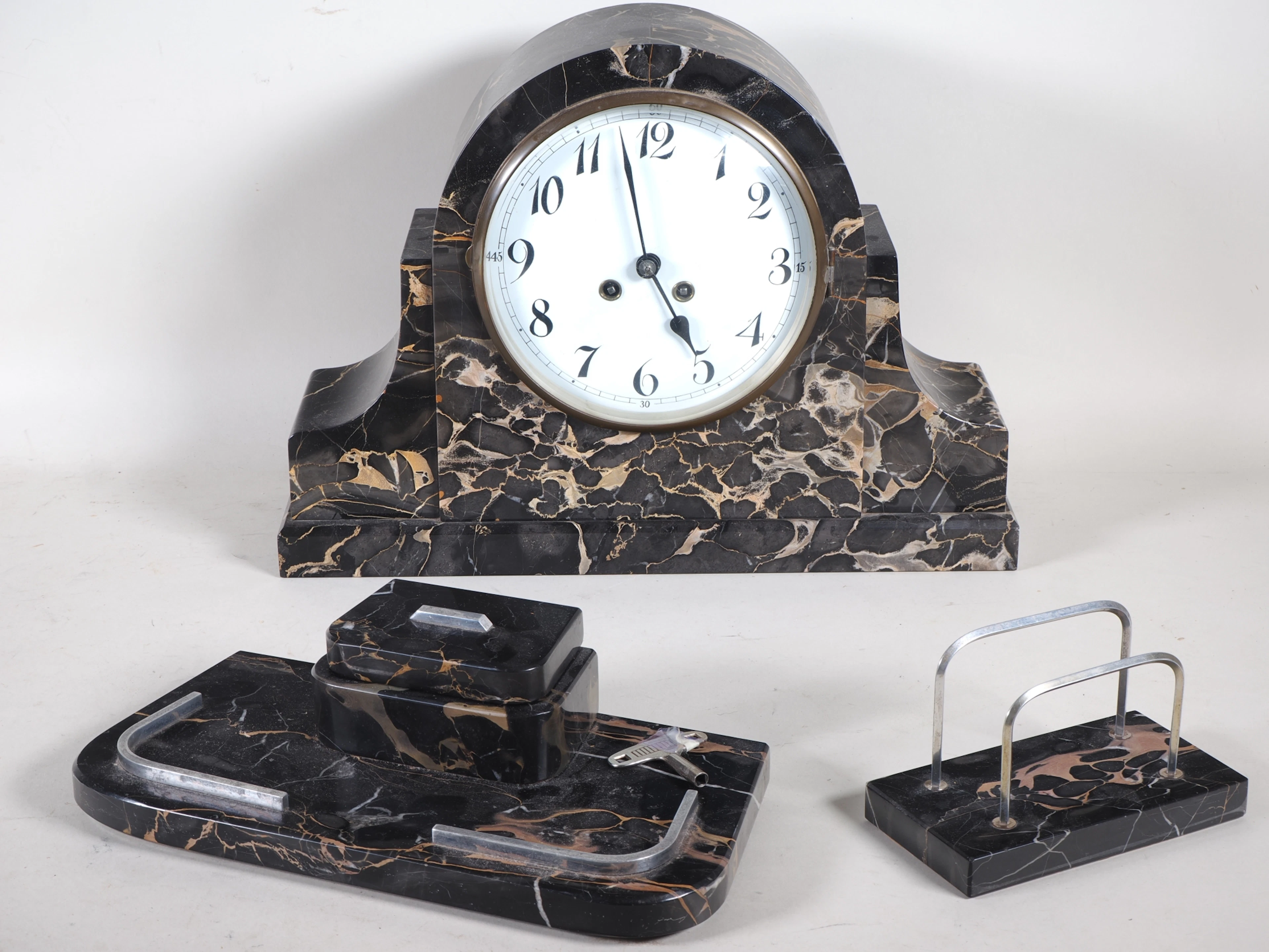 Los 590: Art-Deco Lenzkirch Uhr aus Nero Portoro im Set, um 1930