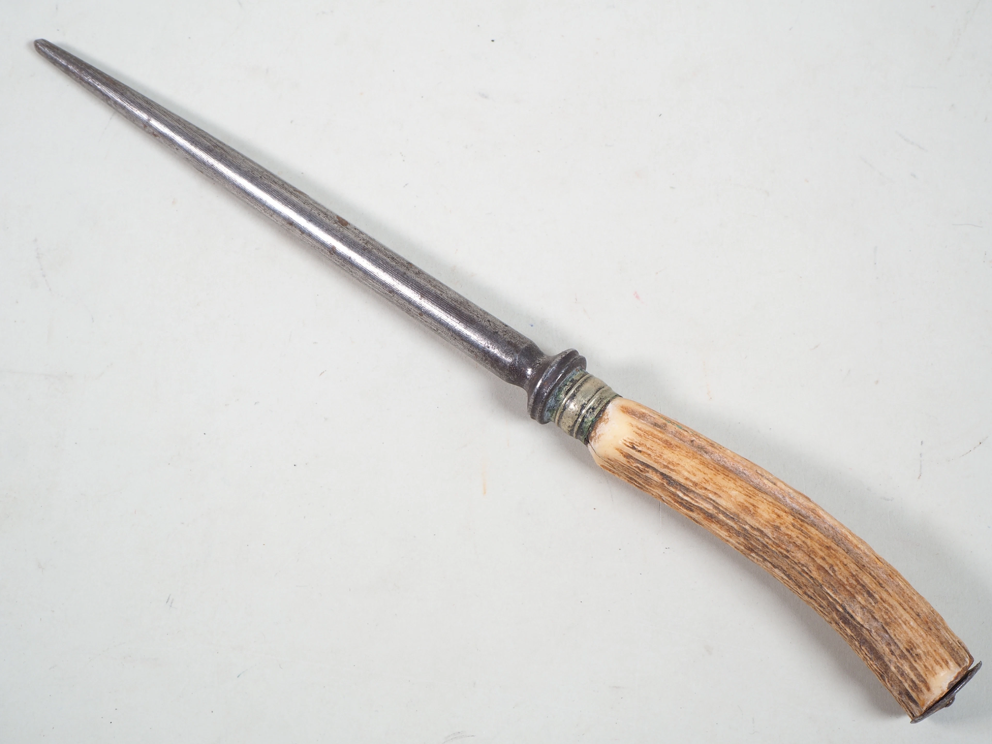 Los 2398: Antiker Wetzstahl mit Hirschhorngriff, 19. Jh.