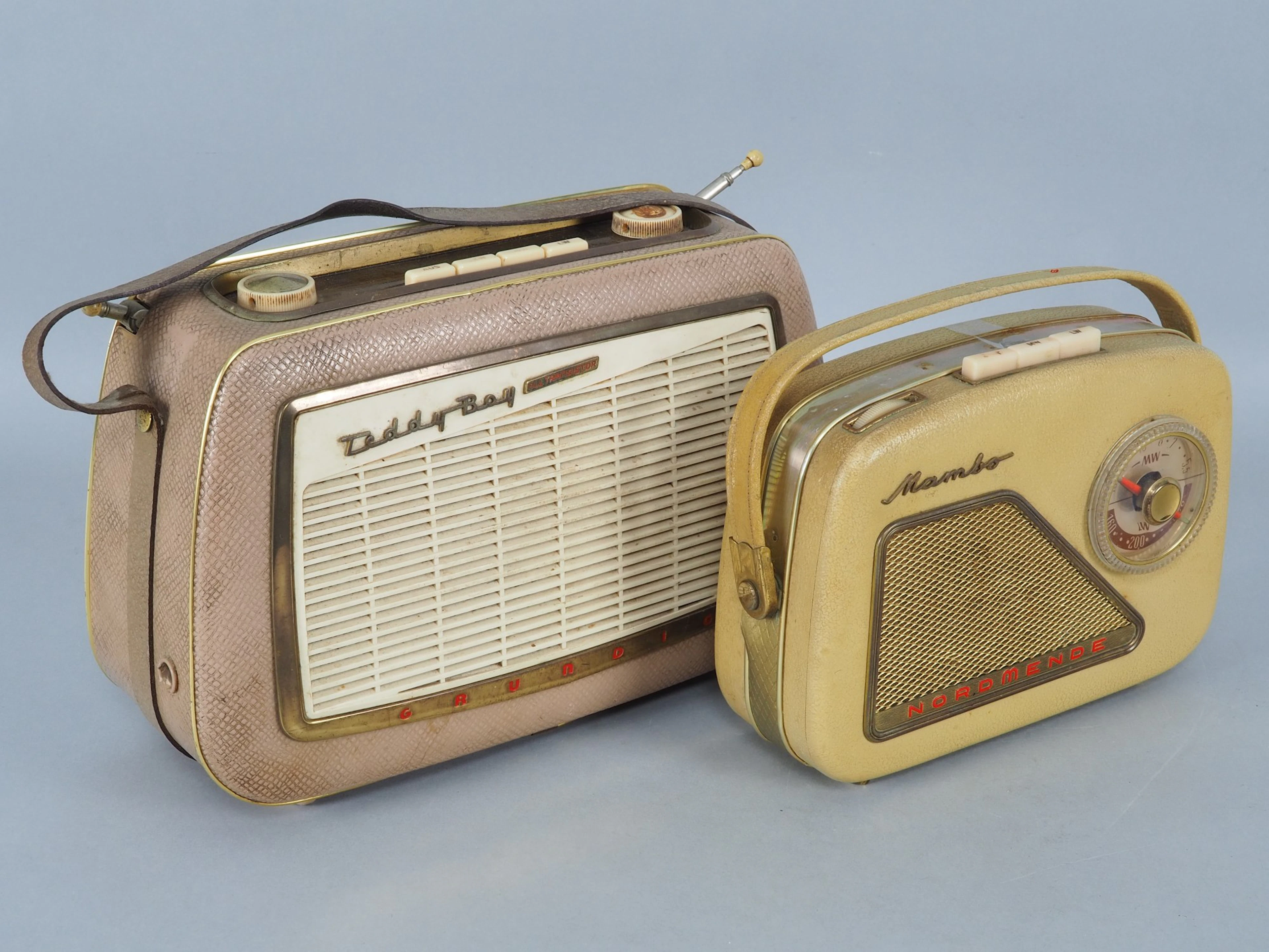 Los 1480: Zwei tragbare Kofferradios, 50er Jahre
