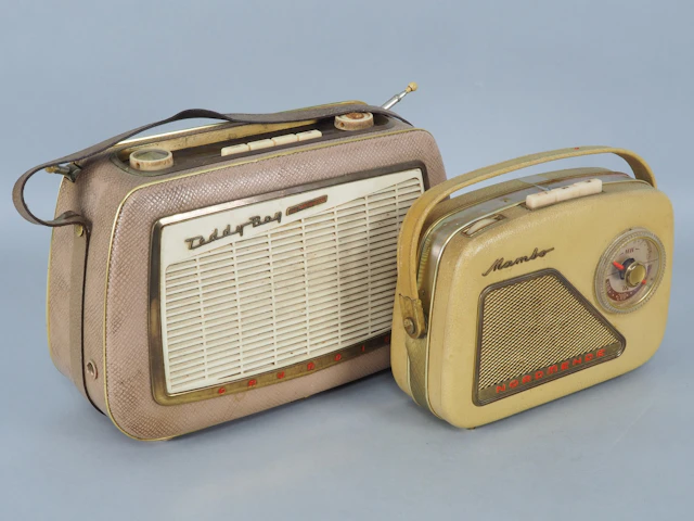 Los 1480: Zwei tragbare Kofferradios, 50er Jahre