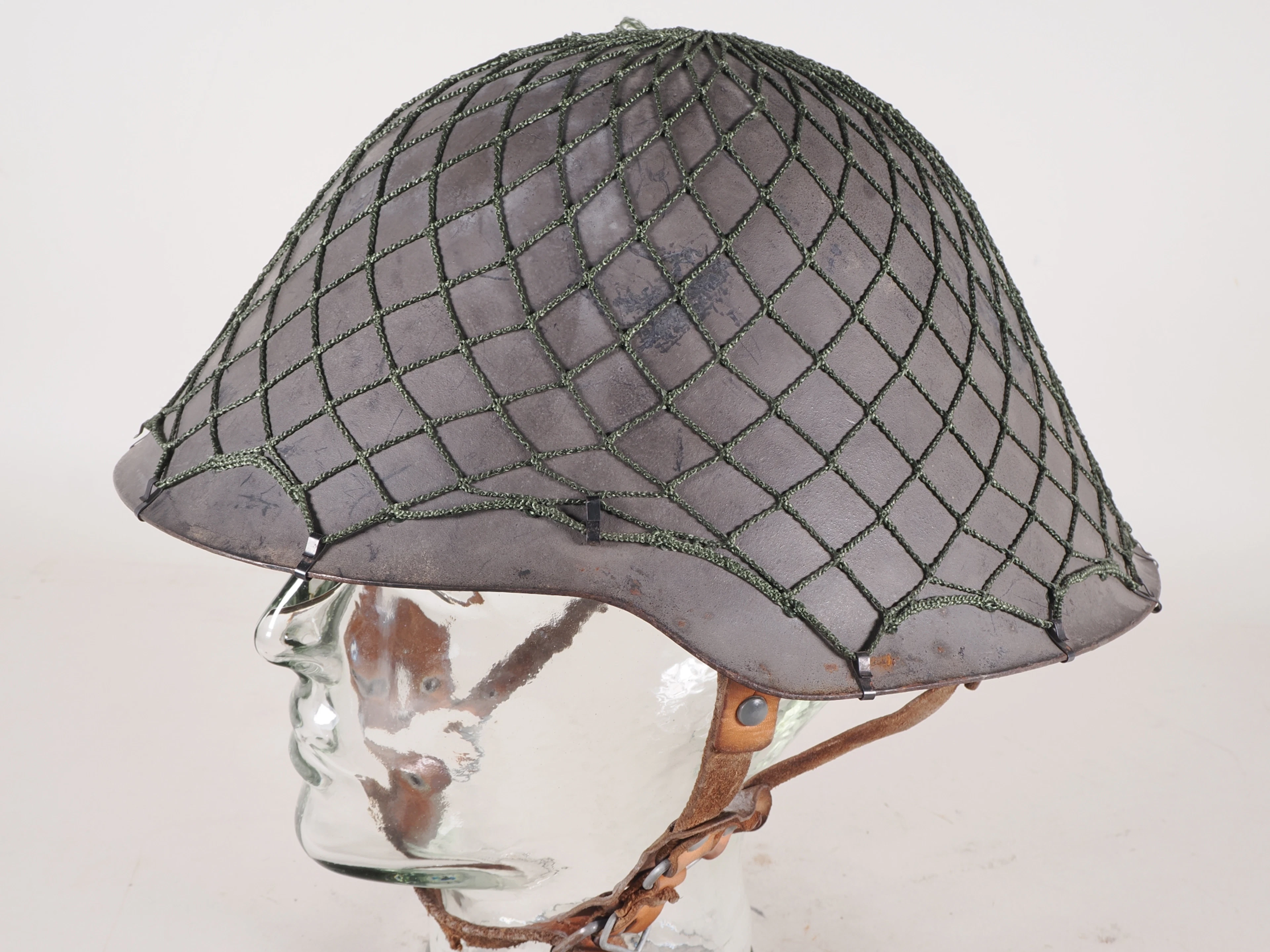 Los 2163: NVA Stahlhelm mit Tarnnetz DDR Helm, um 1960