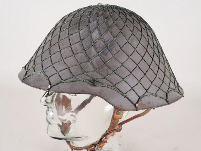 Los 2163: NVA Stahlhelm mit Tarnnetz DDR Helm, um 1960