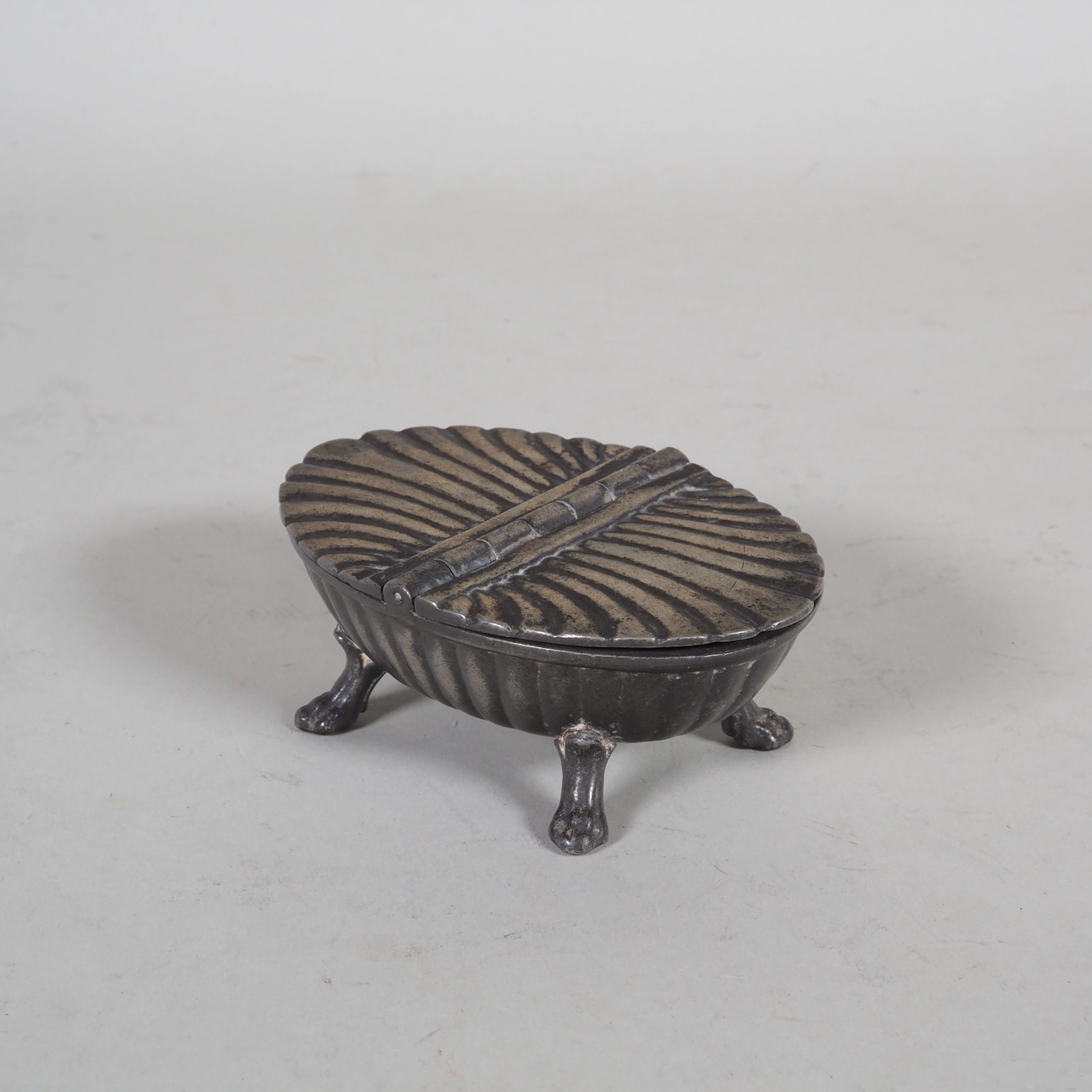 Los 1487: Muschelförmige Doppelgewürzdose aus Feinzinn, Jugendstil, ca. 1910