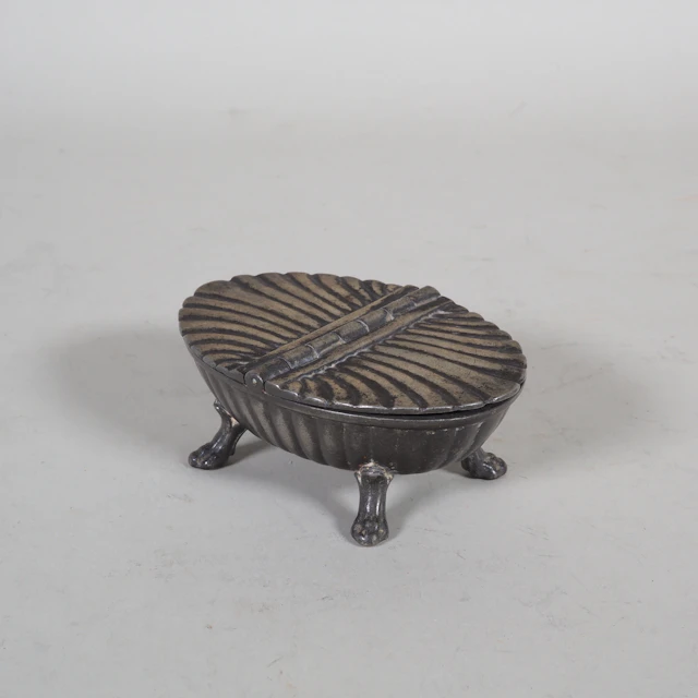 Los 1487: Muschelförmige Doppelgewürzdose aus Feinzinn, Jugendstil, ca. 1910